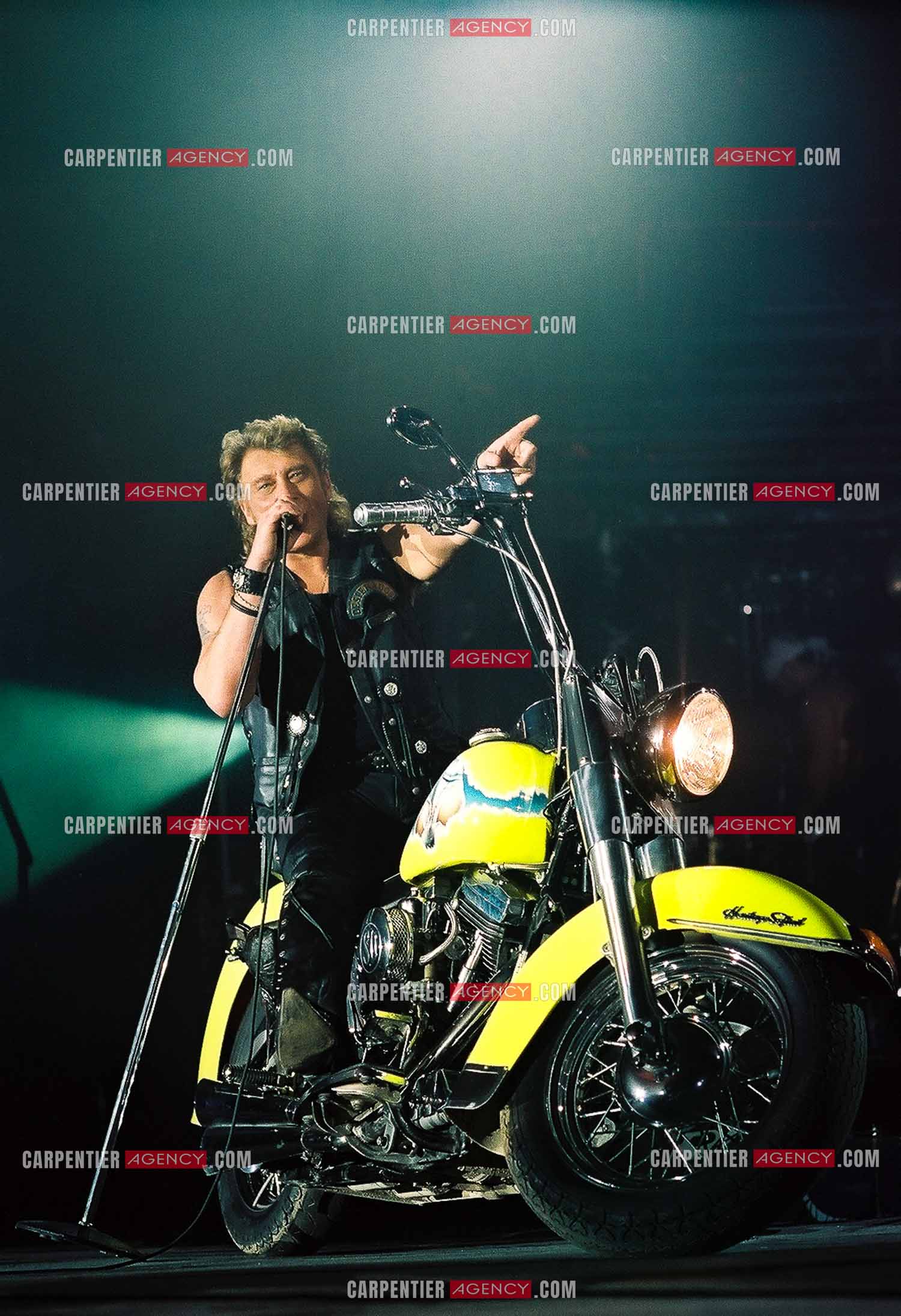 Le chanteur Johnny Hallyday en concert au Palais omnisports de Paris-Bercy du 14 septembre au 4 octobre 1992. Chaque soir, lorsque Johnny interprètait la chanson “ Gabrielle “ il le faisait sur une Harley Davidson.       ( Exclusif )