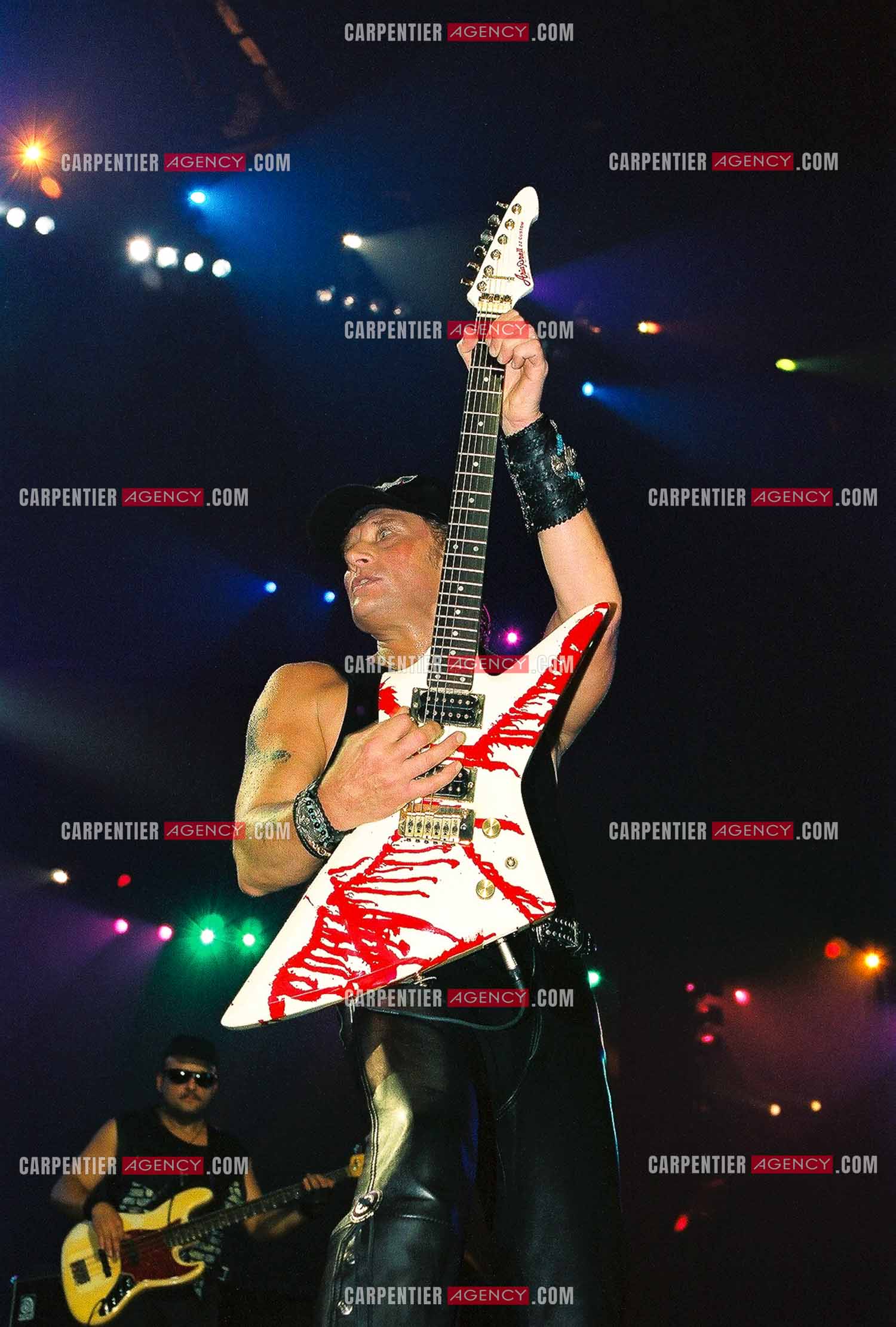 Le chanteur Johnny Hallyday en concert au Palais omnisports de Paris-Bercy du 14 septembre au 4 octobre 1992. Johnny chauffe son public au maximum et n'hésite pas à s'arroser avec sa bouteille d'eau.       ( Exclusif )