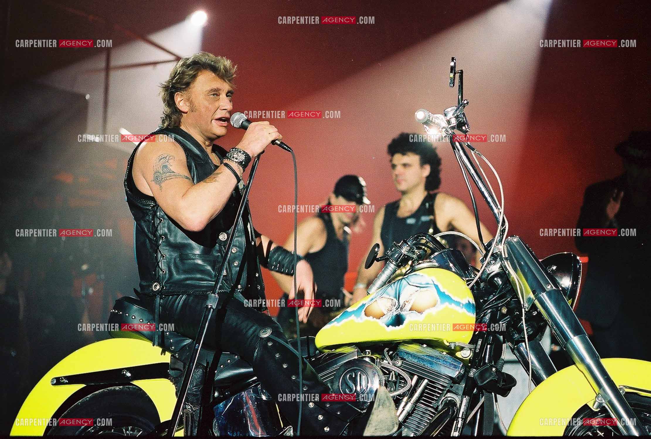 Le chanteur Johnny Hallyday en concert au Palais omnisports de Paris-Bercy du 14 septembre au 4 octobre 1992. Chaque soir, lorsque Johnny interprètait la chanson “ Gabrielle “ il le faisait sur une Harley Davidson.       ( Exclusif )