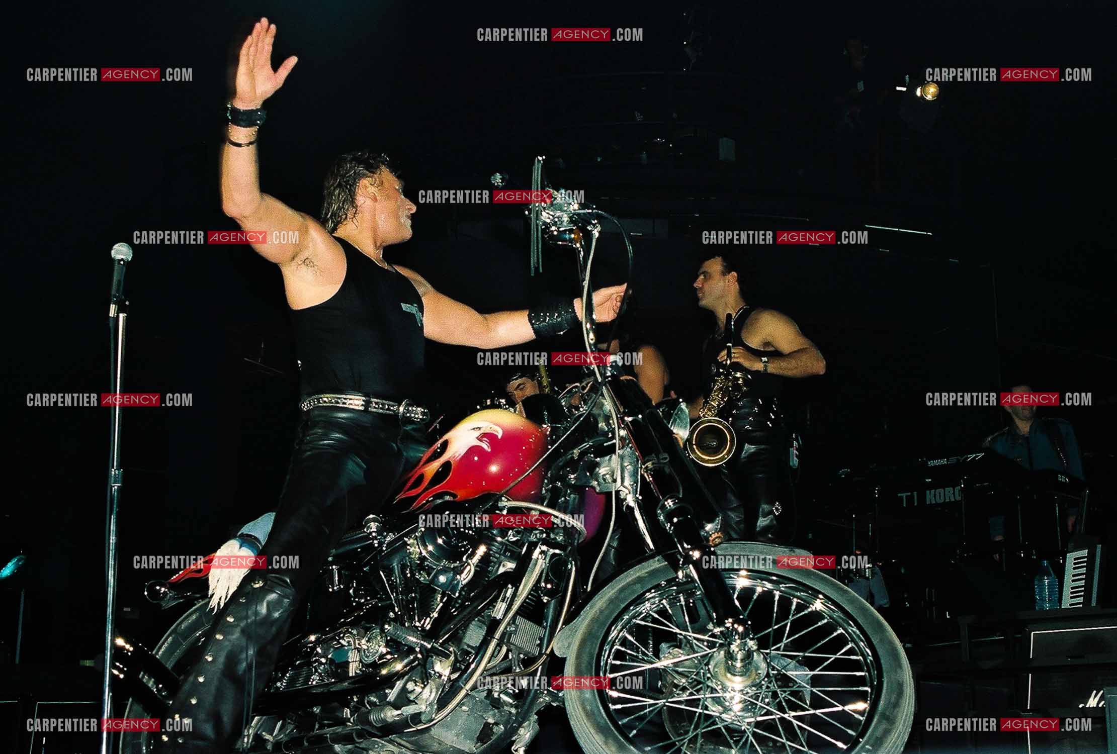 Le chanteur Johnny Hallyday en concert au Palais omnisports de Paris-Bercy du 14 septembre au 4 octobre 1992. Chaque soir, lorsque Johnny interprètait la chanson “ Gabrielle “ il le faisait sur une Harley Davidson.       ( Exclusif )