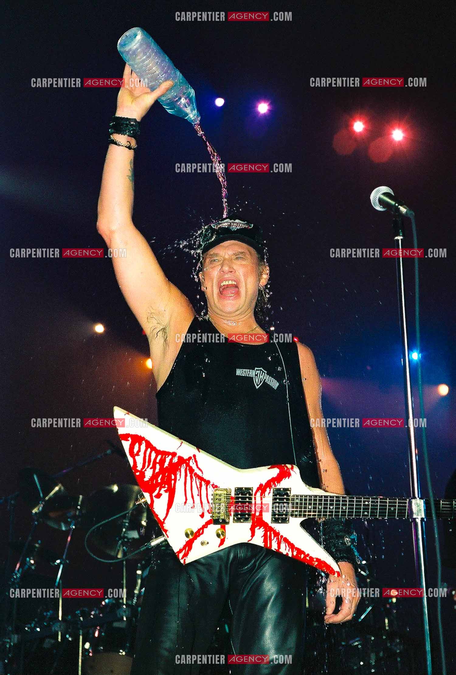Le chanteur Johnny Hallyday en concert au Palais omnisports de Paris-Bercy du 14 septembre au 4 octobre 1992.        ( Exclusif )