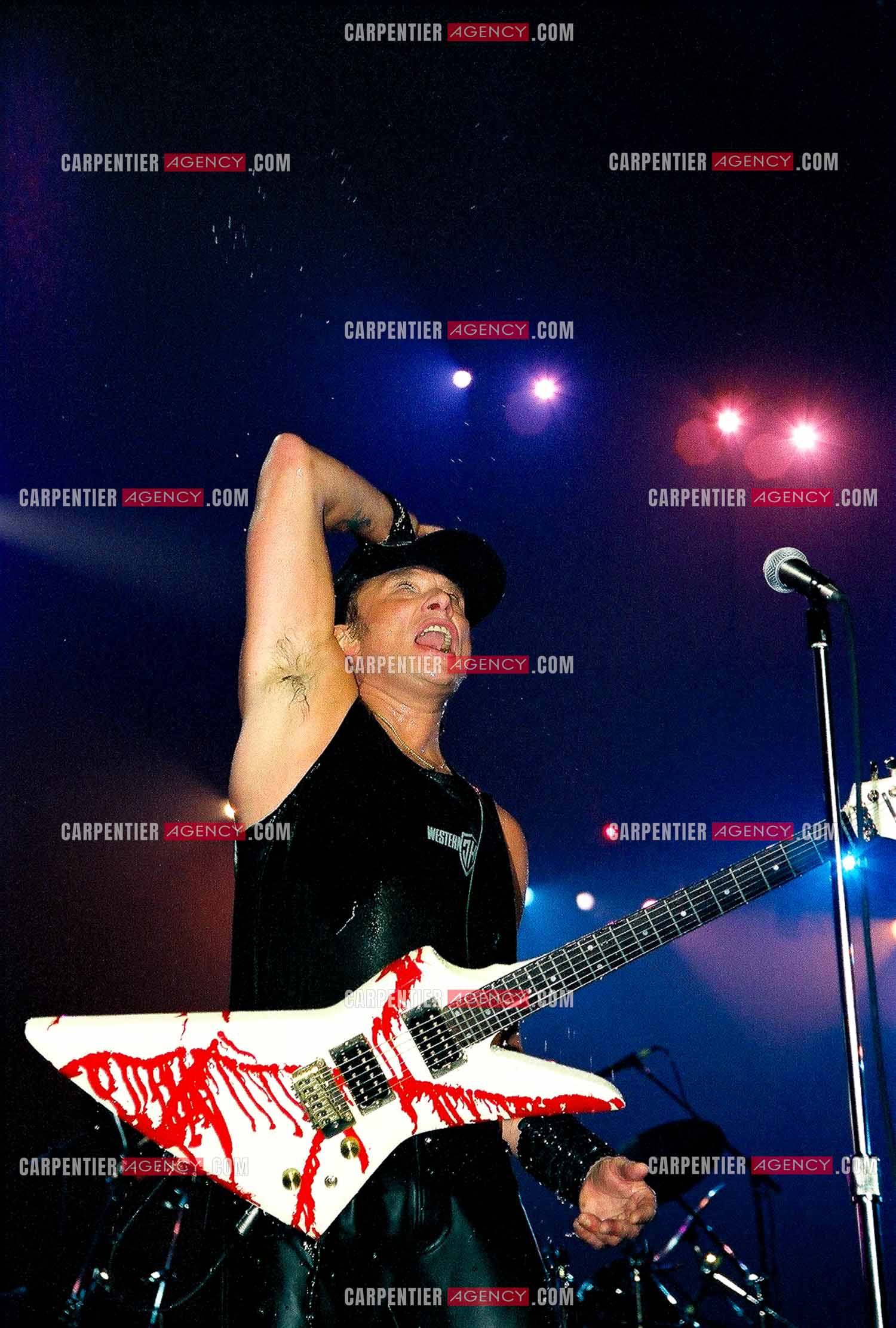 Le chanteur Johnny Hallyday en concert au Palais omnisports de Paris-Bercy du 14 septembre au 4 octobre 1992. Johnny chauffe son public au maximum et n'hésite pas à s'arroser avec sa bouteille d'eau.       ( Exclusif )