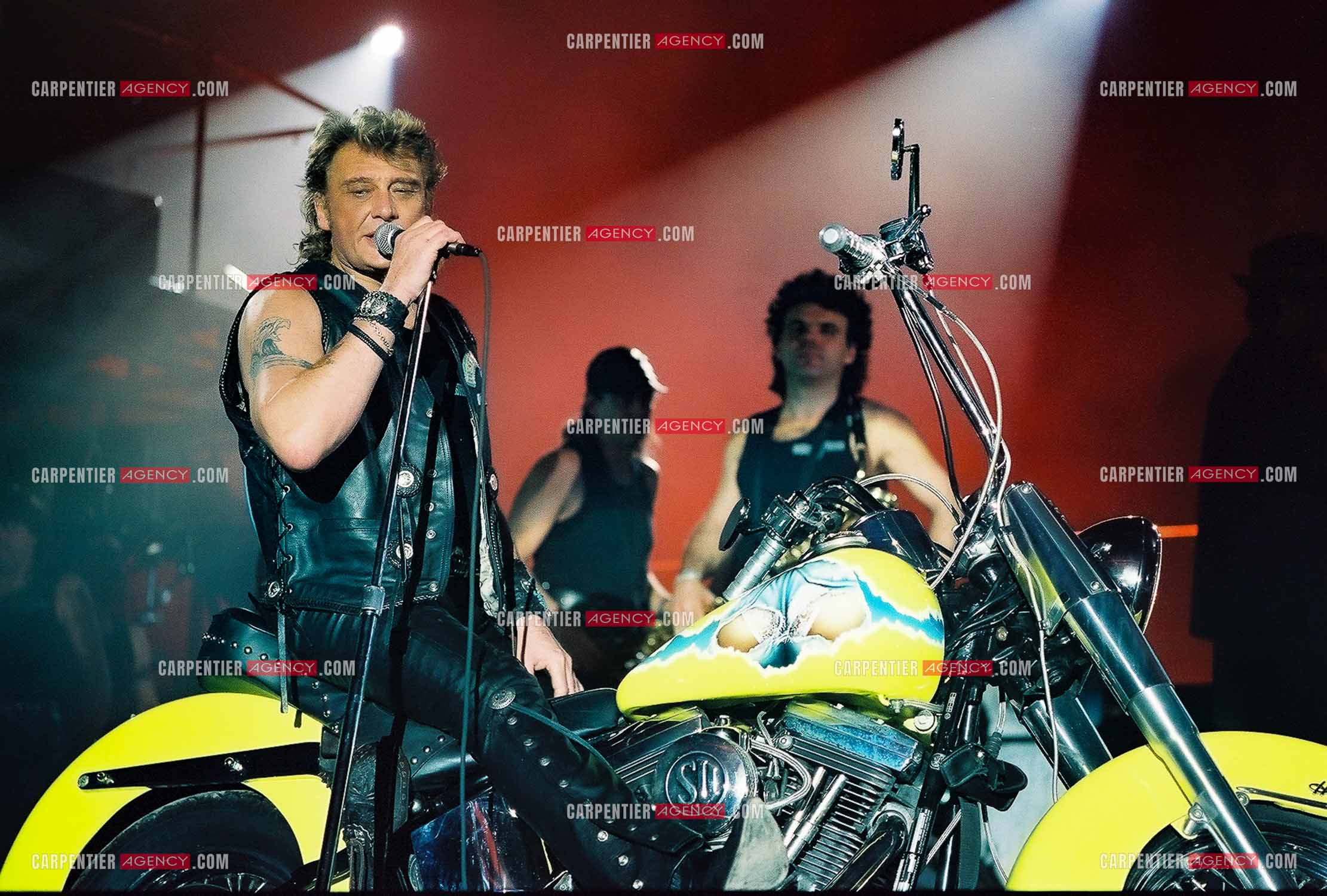 Le chanteur Johnny Hallyday en concert au Palais omnisports de Paris-Bercy du 14 septembre au 4 octobre 1992. Chaque soir, lorsque Johnny interprètait la chanson “ Gabrielle “ il le faisait sur une Harley Davidson.       ( Exclusif )