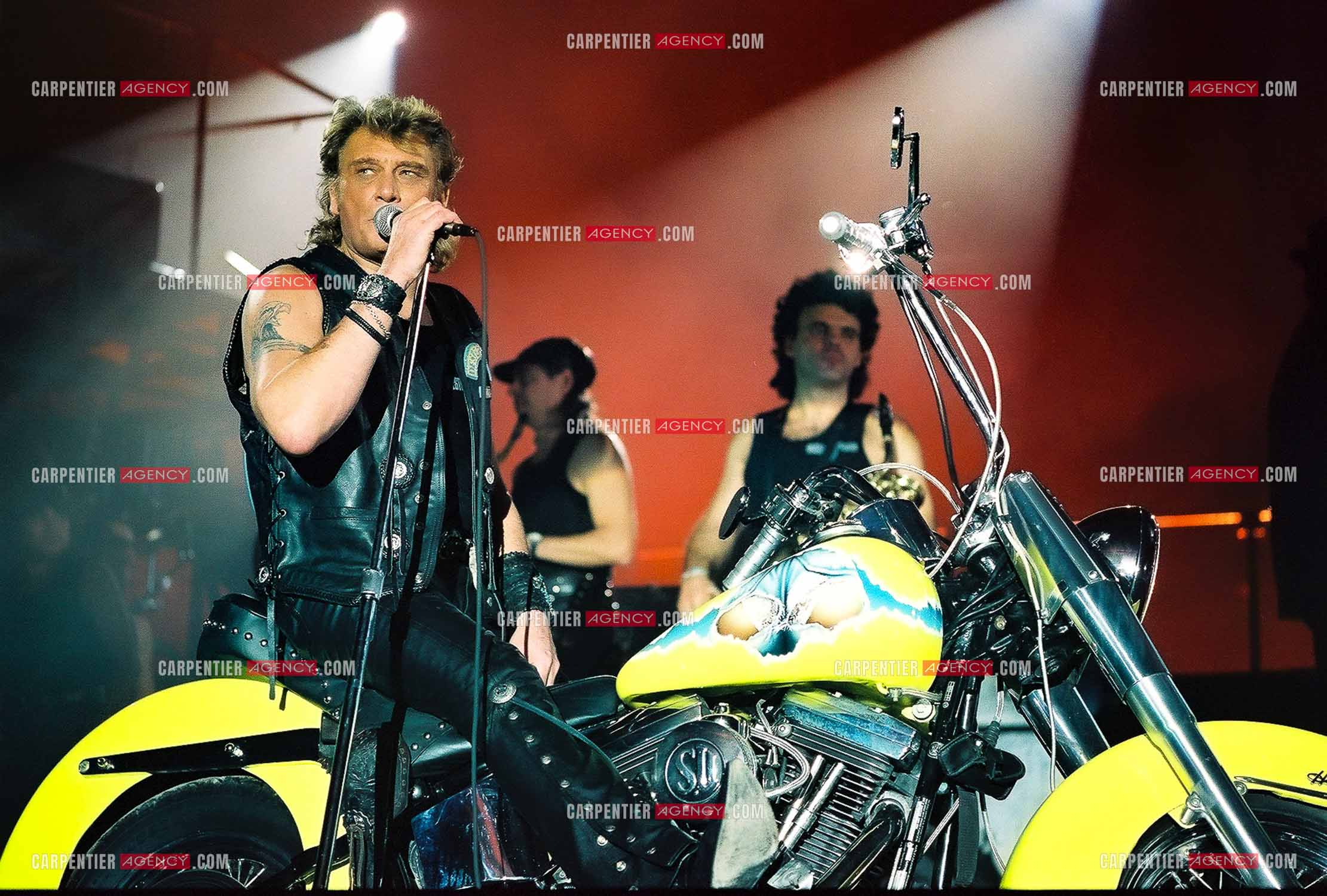 Le chanteur Johnny Hallyday en concert au Palais omnisports de Paris-Bercy du 14 septembre au 4 octobre 1992. Chaque soir, lorsque Johnny interprètait la chanson “ Gabrielle “ il le faisait sur une Harley Davidson.       ( Exclusif )