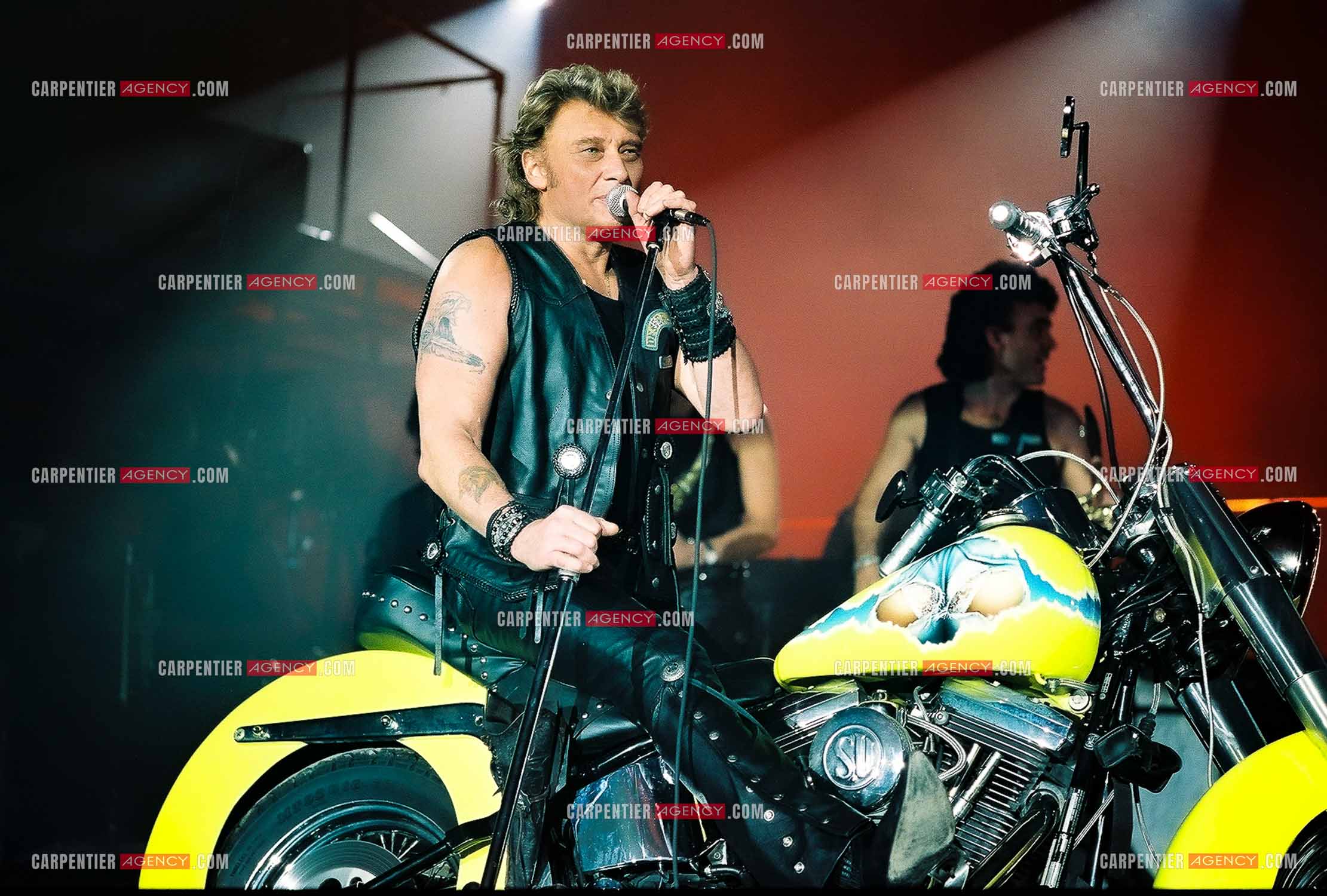Le chanteur Johnny Hallyday en concert au Palais omnisports de Paris-Bercy du 14 septembre au 4 octobre 1992. Chaque soir, lorsque Johnny interprètait la chanson “ Gabrielle “ il le faisait sur une Harley Davidson.       ( Exclusif )