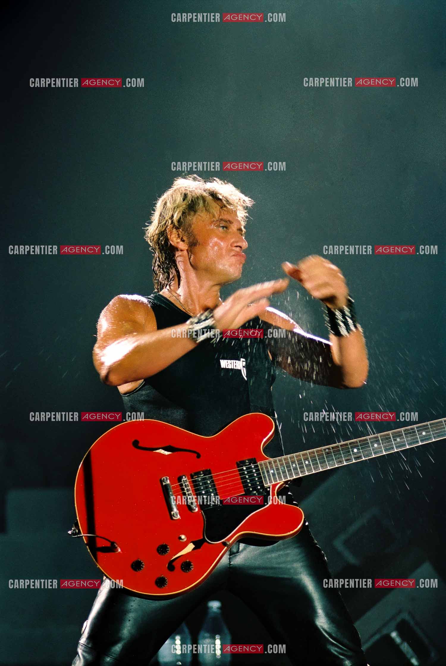 Le chanteur Johnny Hallyday en concert au Palais omnisports de Paris-Bercy du 14 septembre au 4 octobre 1992.        ( Exclusif )