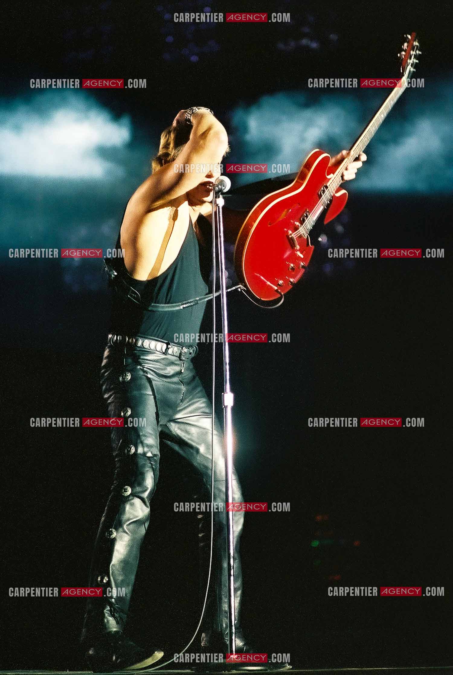 Le chanteur Johnny Hallyday en concert au Palais omnisports de Paris-Bercy du 14 septembre au 4 octobre 1992.        ( Exclusif )