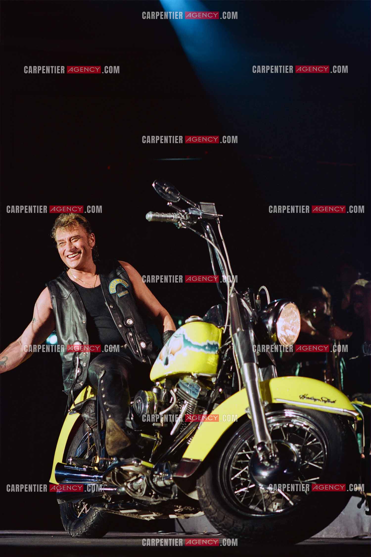 Le chanteur Johnny Hallyday en concert au Palais omnisports de Paris-Bercy du 14 septembre au 4 octobre 1992. Chaque soir, lorsque Johnny interprètait la chanson “ Gabrielle “ il le faisait sur une Harley Davidson différente.       ( Exclusif )