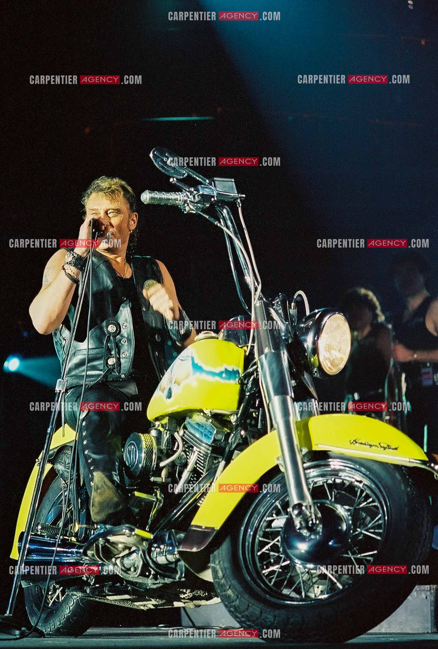 Le chanteur Johnny Hallyday lors de son concert au POPB de Paris Bercy en 1992 portant le gilet en cuir aux couleurs de son club " DESPERADOS “.                      ( Exclusif )                                 Photos complémentaires sur le site www.carpentieragency.com