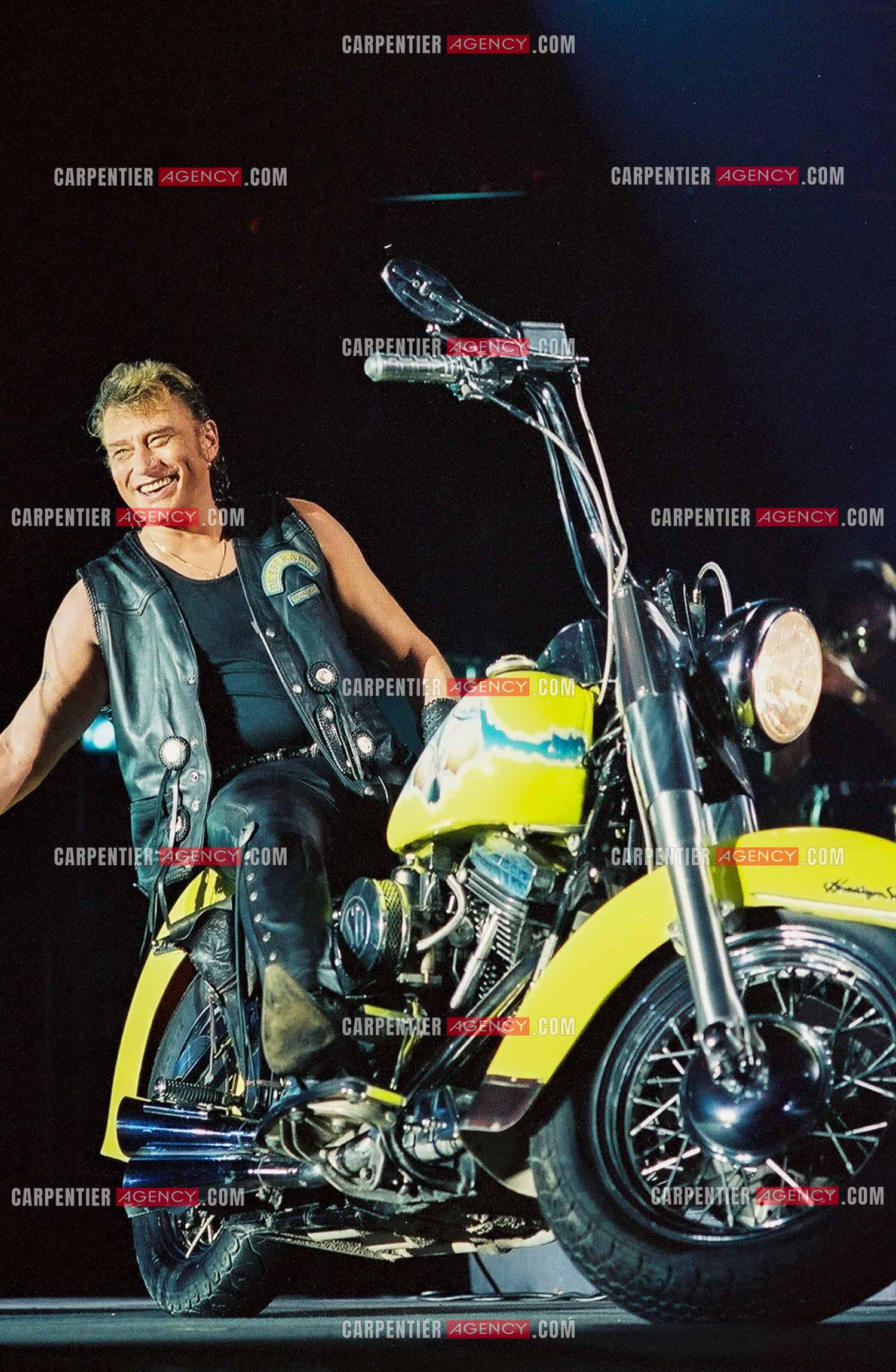 Le chanteur Johnny Hallyday lors de son concert au POPB de Paris Bercy en 1992 portant le gilet en cuir aux couleurs de son club " DESPERADOS “.                      ( Exclusif )                                 Photos complémentaires sur le site www.carpentieragency.com
