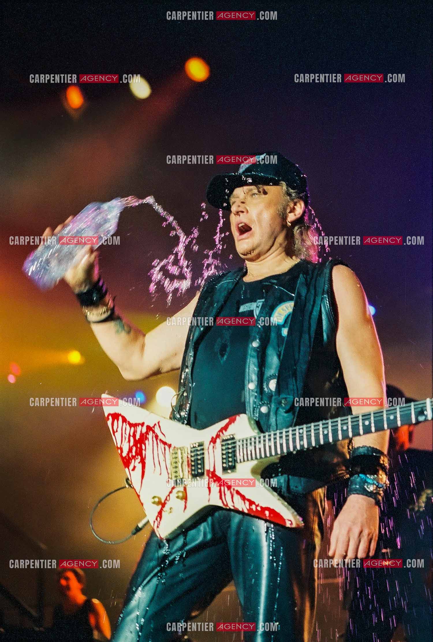 Le chanteur Johnny Hallyday lors de son concert au POPB de Paris Bercy en 1992 portant le gilet en cuir aux couleurs de son club " DESPERADOS “.                      ( Exclusif )                                 Photos complémentaires sur le site www.carpentieragency.com