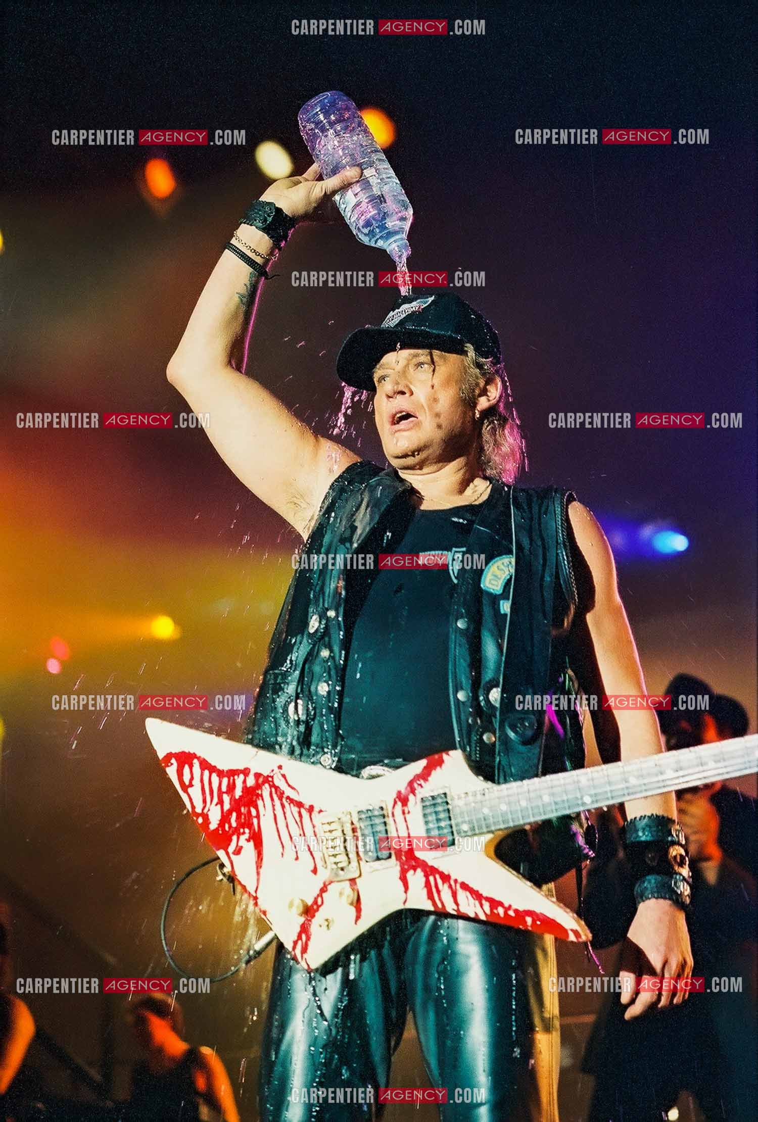 Le chanteur Johnny Hallyday lors de son concert au POPB de Paris Bercy en 1992 portant le gilet en cuir aux couleurs de son club " DESPERADOS “.                      ( Exclusif )                                 Photos complémentaires sur le site www.carpentieragency.com