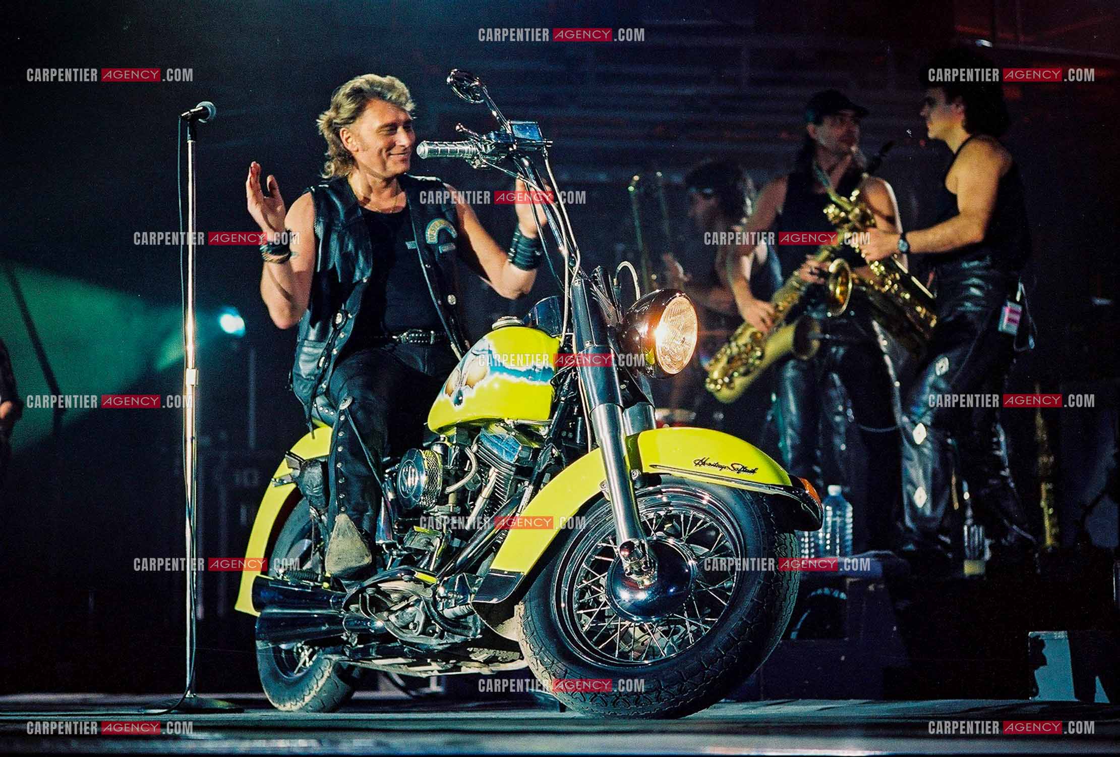 Le chanteur Johnny Hallyday lors de son concert au POPB de Paris Bercy en 1992 portant le gilet en cuir aux couleurs de son club " DESPERADOS “.                      ( Exclusif )                                 Photos complémentaires sur le site www.carpentieragency.com