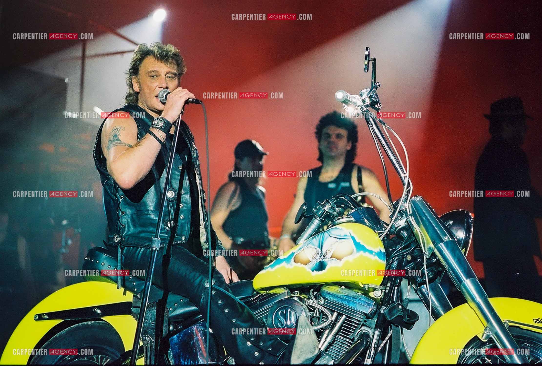 Le chanteur Johnny Hallyday lors de son concert au POPB de Paris Bercy en 1992 portant le gilet en cuir aux couleurs de son club " DESPERADOS “.                      ( Exclusif )                                 Photos complémentaires sur le site www.carpentieragency.com
