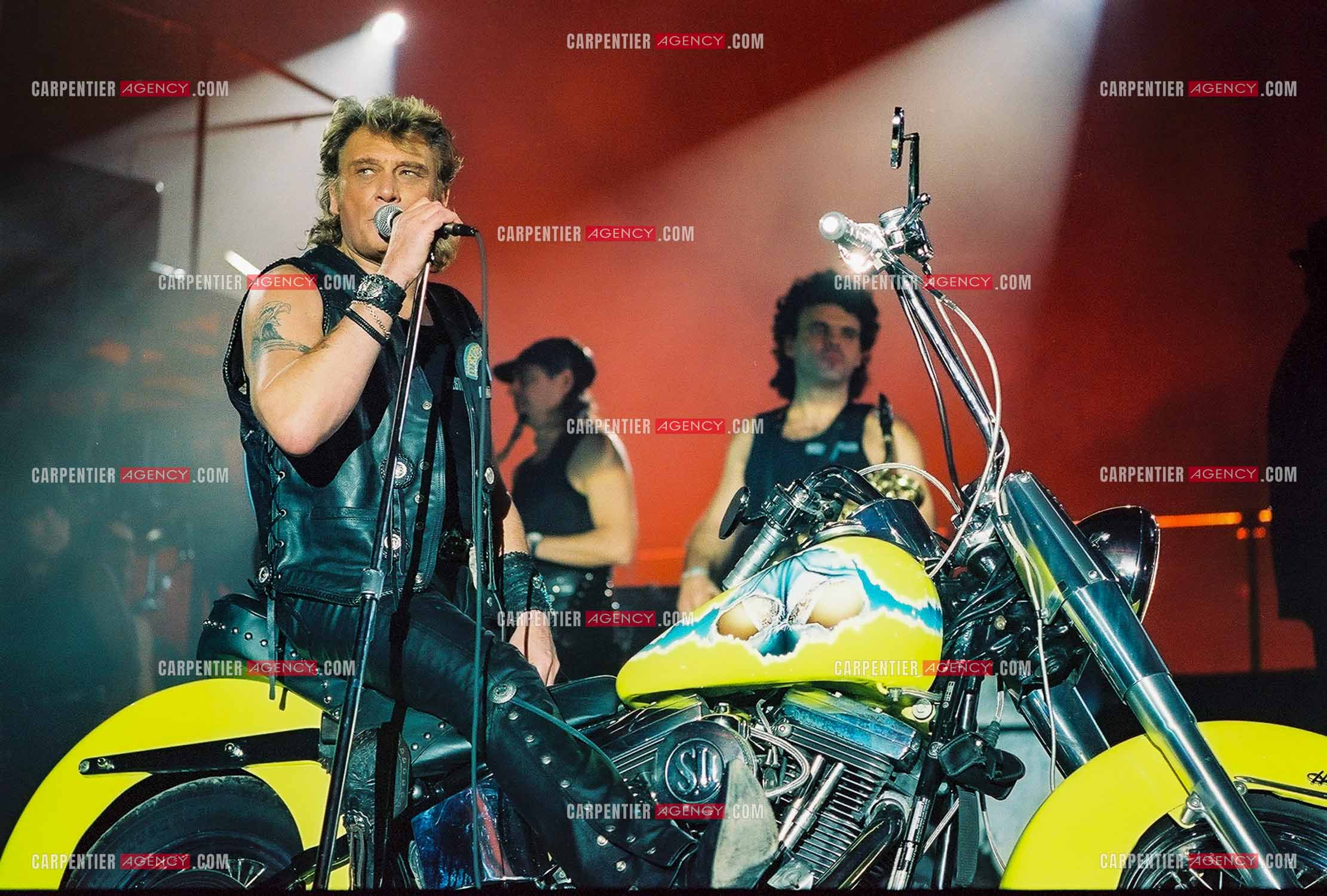Le chanteur Johnny Hallyday lors de son concert au POPB de Paris Bercy en 1992 portant le gilet en cuir aux couleurs de son club " DESPERADOS “.                      ( Exclusif )                                 Photos complémentaires sur le site www.carpentieragency.com