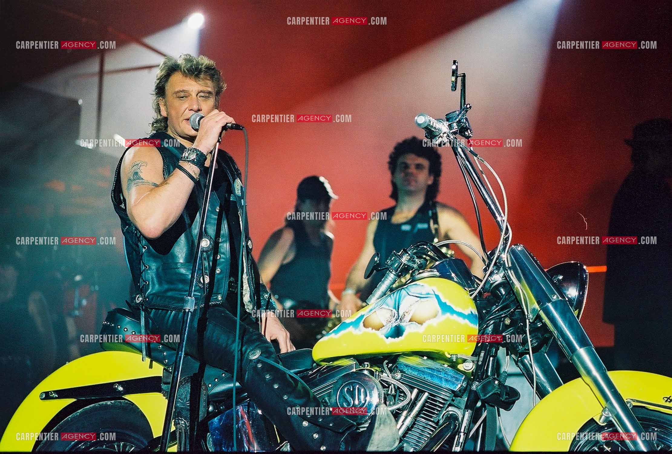 Le chanteur Johnny Hallyday lors de son concert au POPB de Paris Bercy en 1992 portant le gilet en cuir aux couleurs de son club " DESPERADOS “.                      ( Exclusif )                                 Photos complémentaires sur le site www.carpentieragency.com