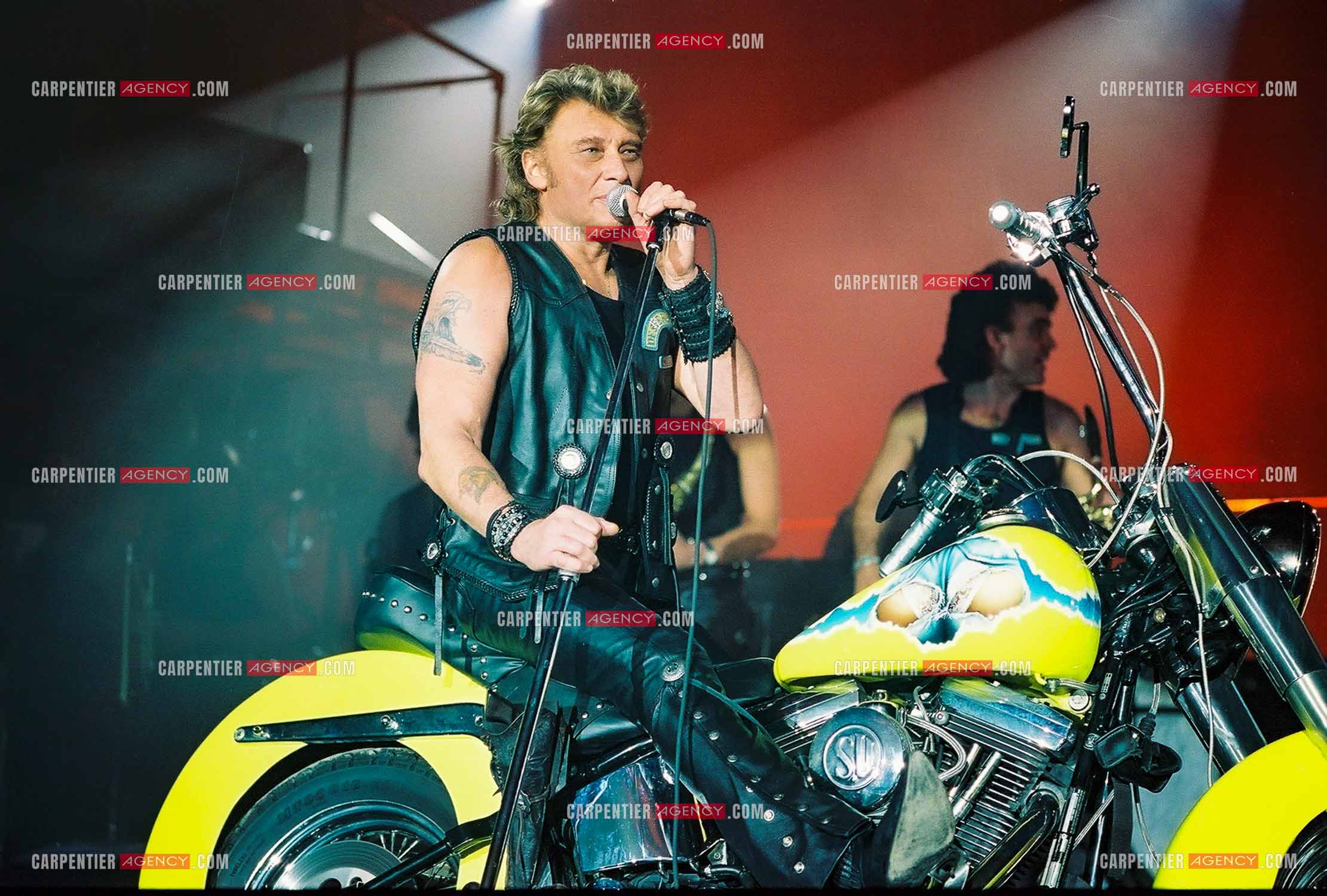 Le chanteur Johnny Hallyday lors de son concert au POPB de Paris Bercy en 1992 portant le gilet en cuir aux couleurs de son club " DESPERADOS “.                      ( Exclusif )                                 Photos complémentaires sur le site www.carpentieragency.com
