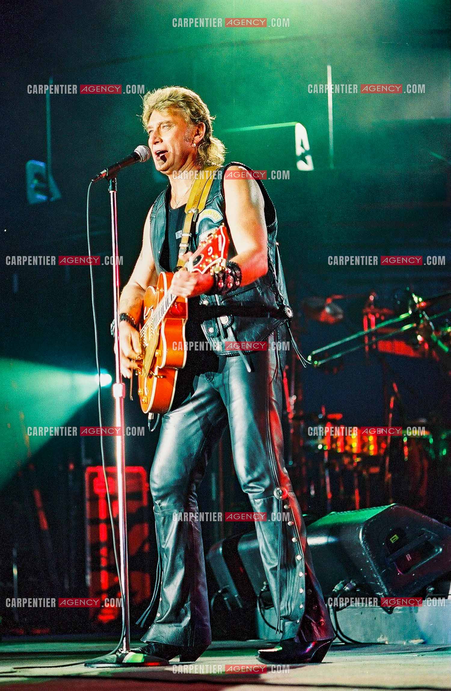 Le chanteur Johnny Hallyday lors de son concert au POPB de Paris Bercy en 1992 portant le gilet en cuir aux couleurs de son club " DESPERADOS “.                      ( Exclusif )                                 Photos complémentaires sur le site www.carpentieragency.com