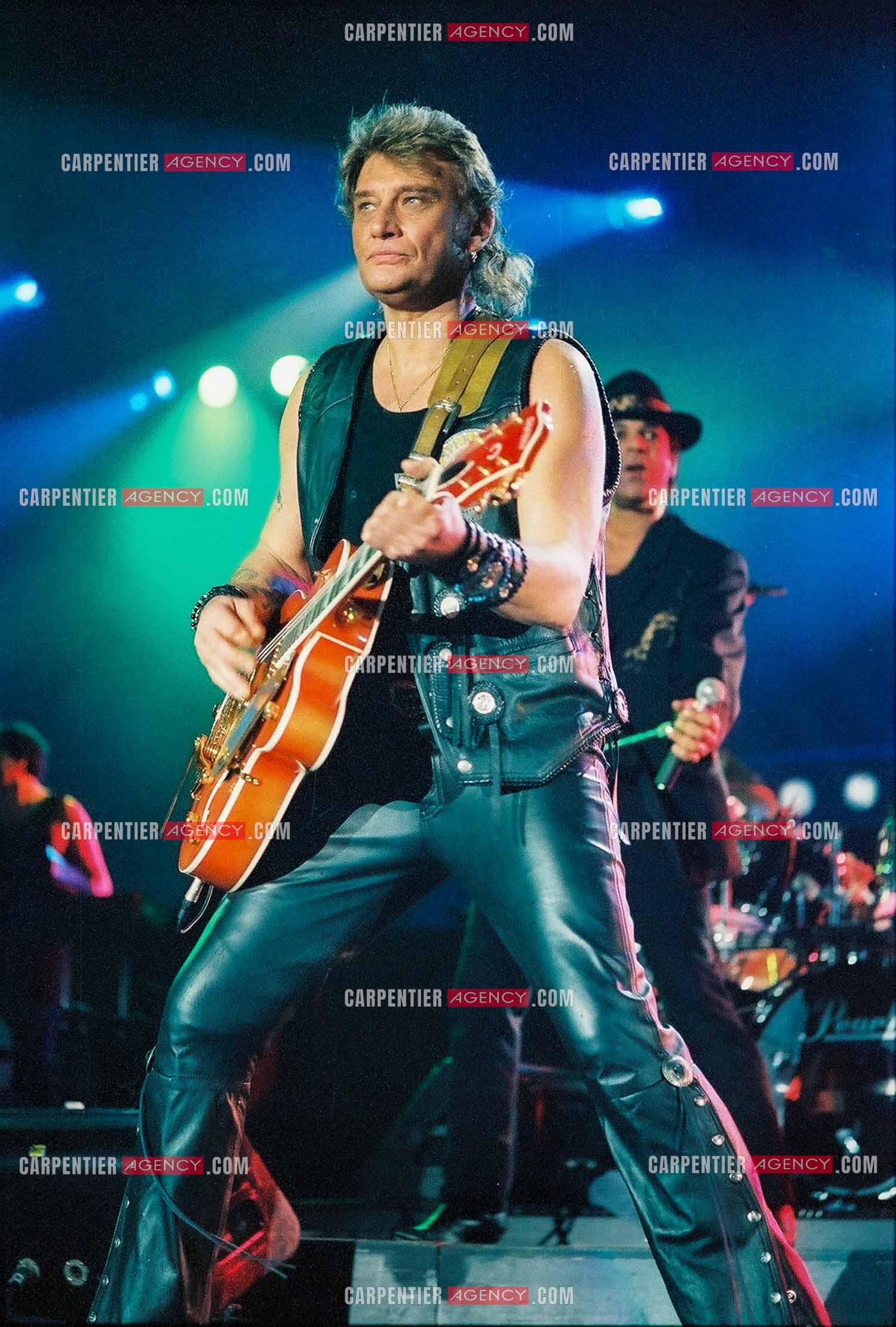 Le chanteur Johnny Hallyday lors de son concert au POPB de Paris Bercy en 1992 portant le gilet en cuir aux couleurs de son club " DESPERADOS “.                      ( Exclusif )                                 Photos complémentaires sur le site www.carpentieragency.com