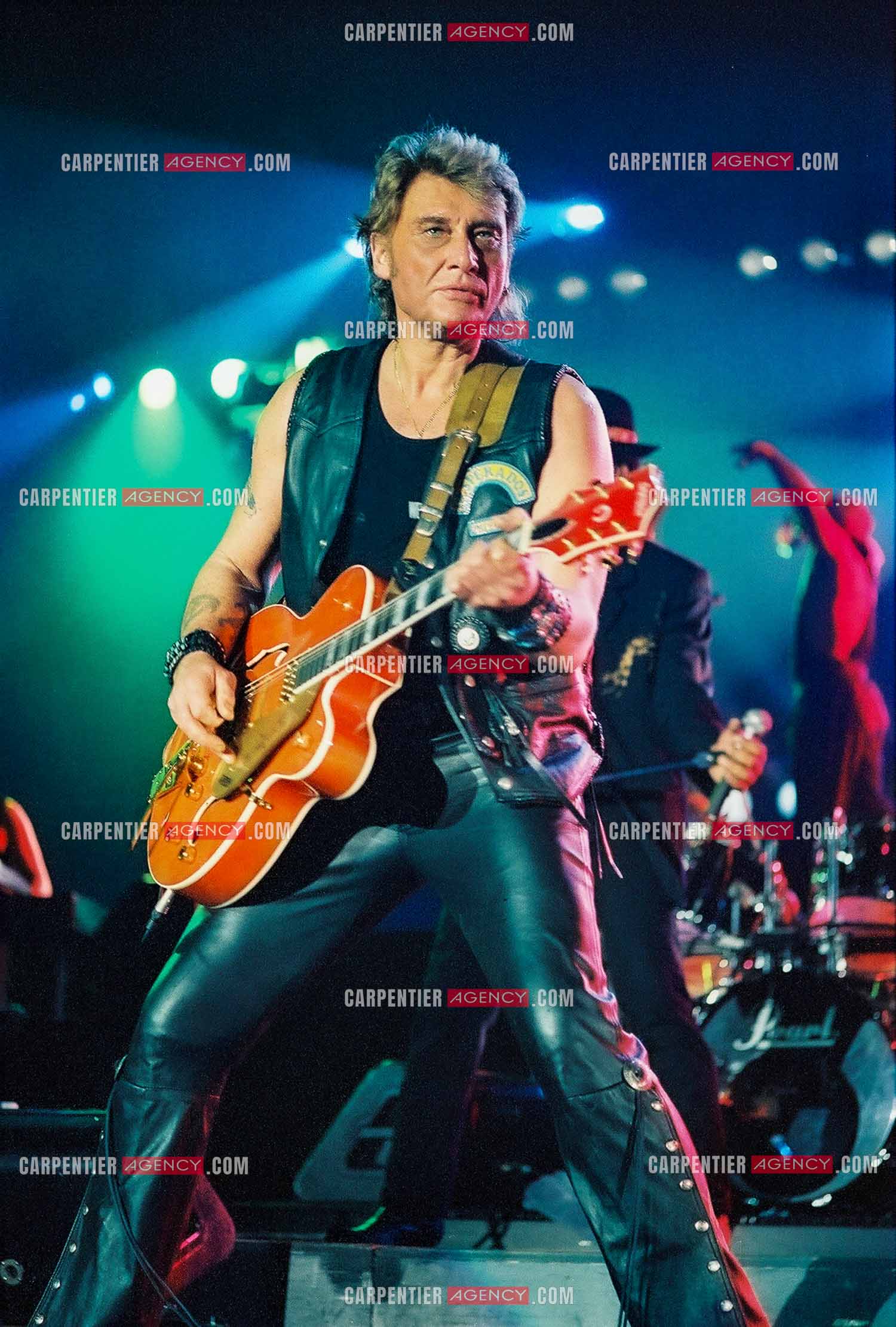 Le chanteur Johnny Hallyday lors de son concert au POPB de Paris Bercy en 1992 portant le gilet en cuir aux couleurs de son club " DESPERADOS “.                      ( Exclusif )                                 Photos complémentaires sur le site www.carpentieragency.com