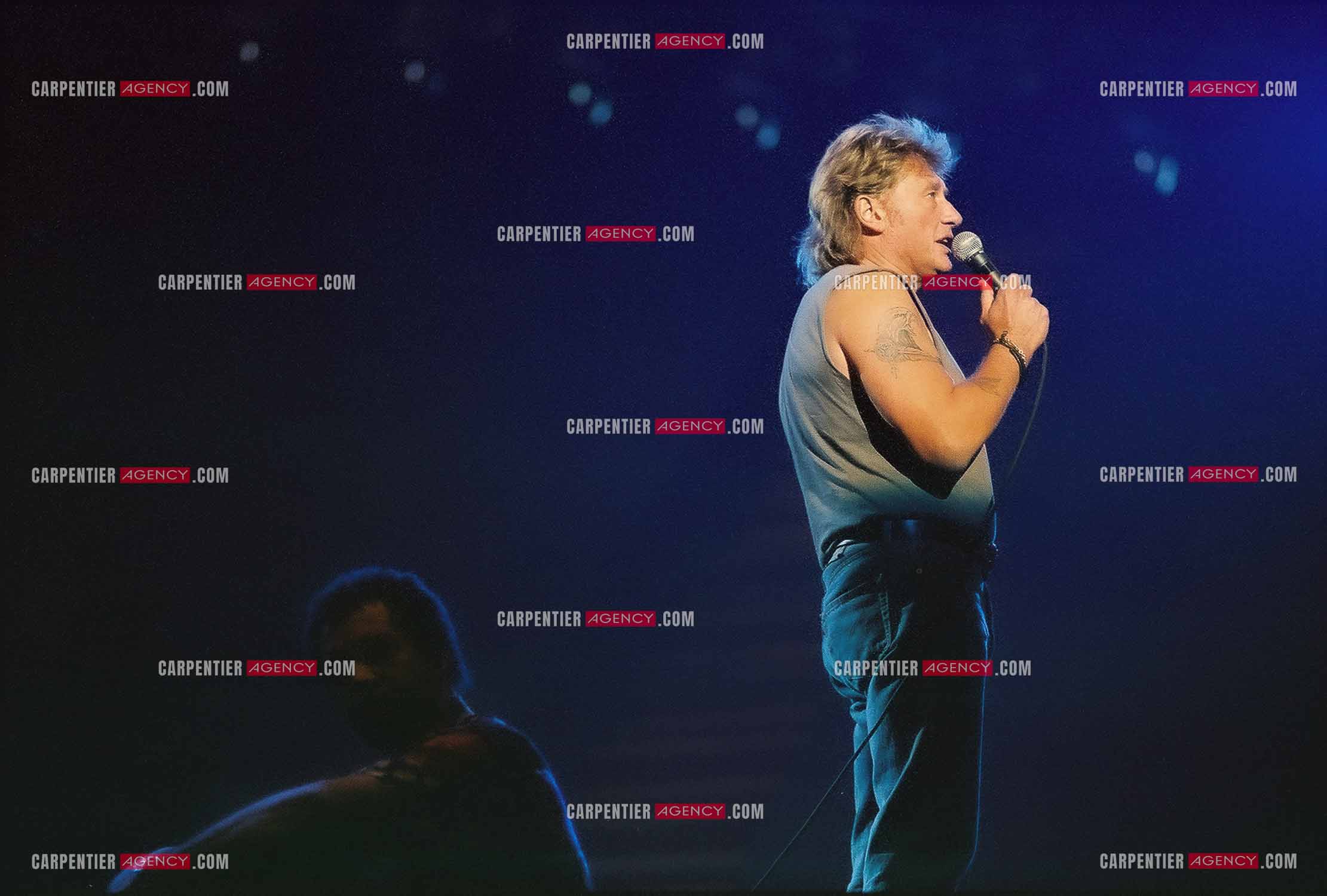 Le chanteur Johnny Hallyday en concert au Palais omnisports de Paris-Bercy du 14 septembre au 4 octobre 1992. Dernières répétitions avec son choriste Erick Bamy avant le jour J.      ( Exclusif )