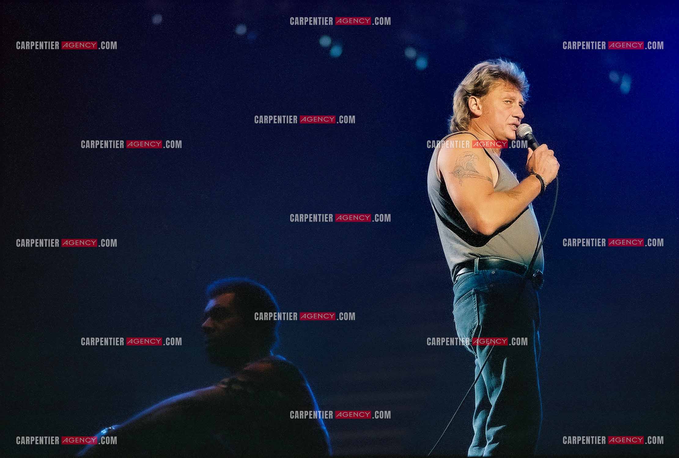 Le chanteur Johnny Hallyday en concert au Palais omnisports de Paris-Bercy du 14 septembre au 4 octobre 1992. Dernières répétitions avec son choriste Erick Bamy avant le jour J.      ( Exclusif )