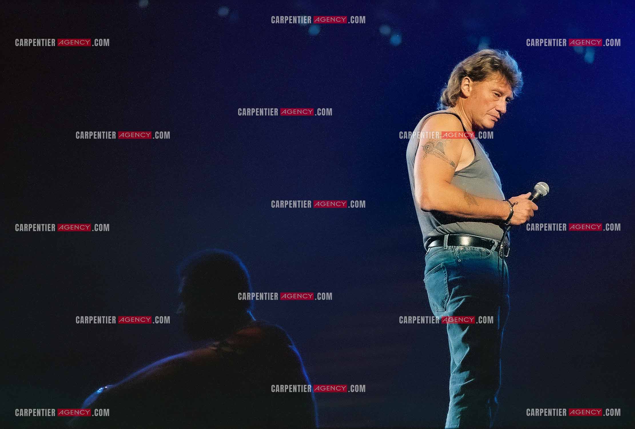 Le chanteur Johnny Hallyday en concert au Palais omnisports de Paris-Bercy du 14 septembre au 4 octobre 1992. Dernières répétitions avec son choriste Erick Bamy avant le jour J.      ( Exclusif )
