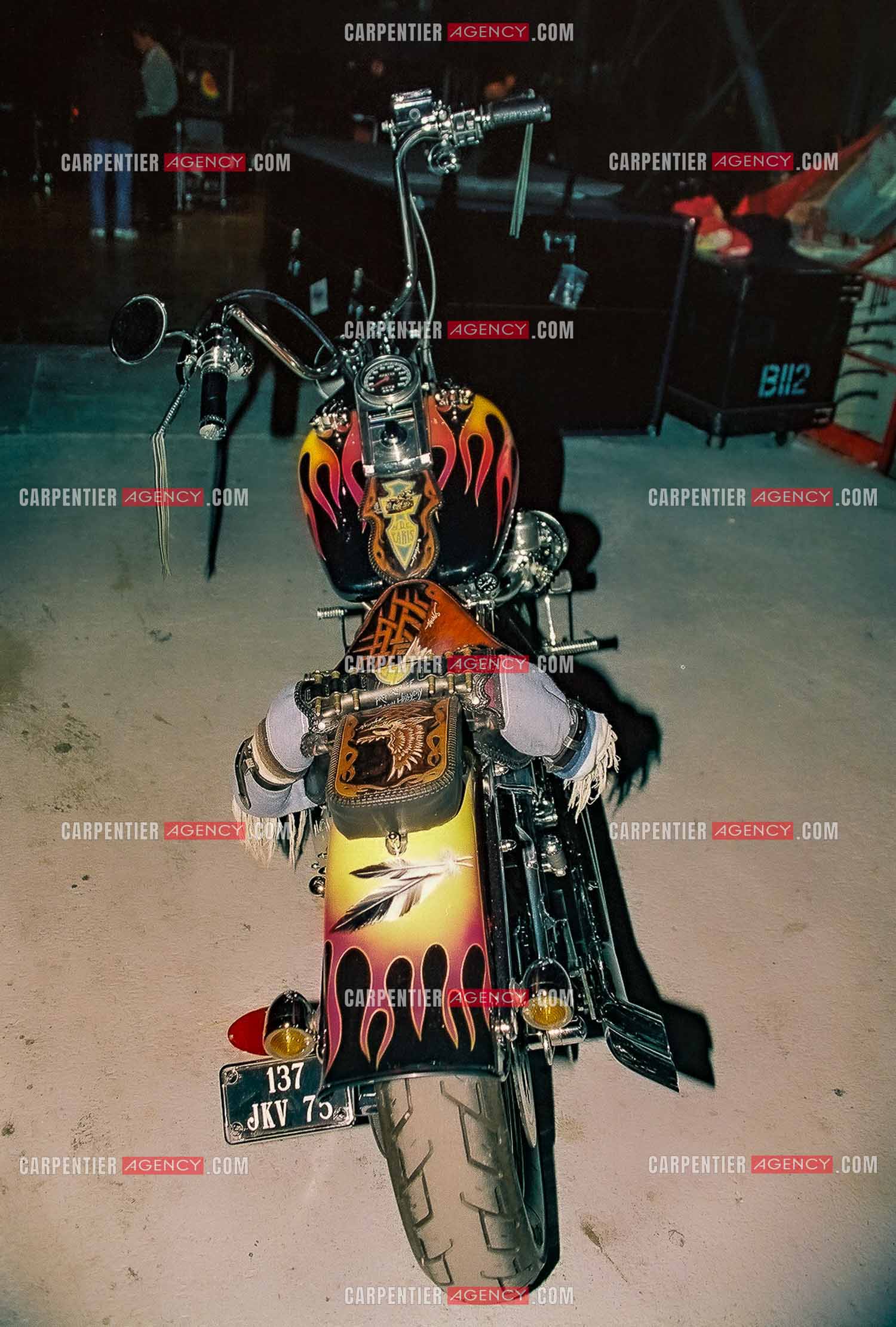 Le chanteur Johnny Hallyday en concert au Palais omnisports de Paris-Bercy du 14 septembre au 4 octobre 1992. L'Harley Davidson de Johnny Hallyday  dans les couloirs des loges.        ( Exclusif )