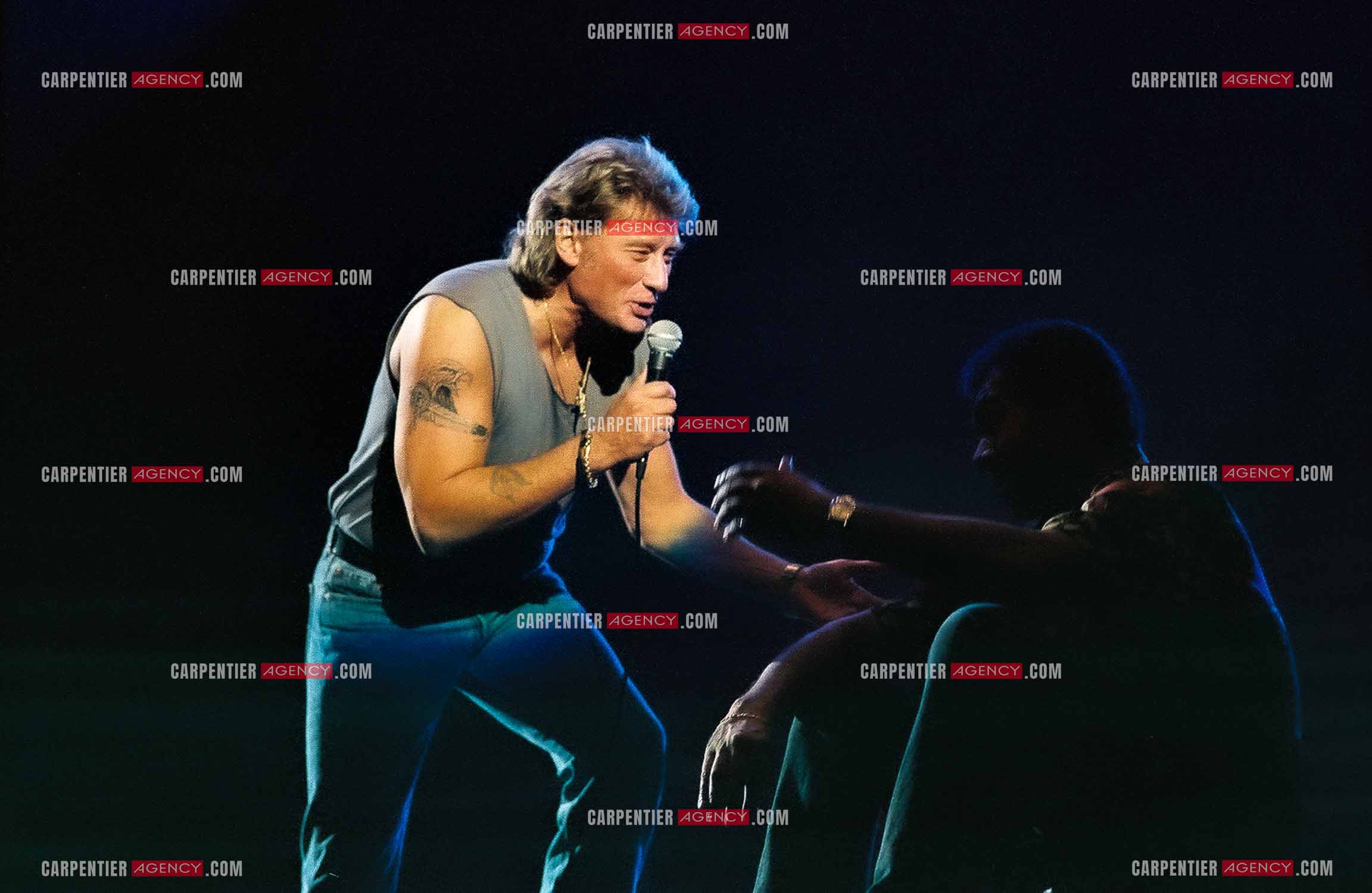 Le chanteur Johnny Hallyday en concert au Palais omnisports de Paris-Bercy du 14 septembre au 4 octobre 1992. Dernières répétitions avec son choriste Erick Bamy avant le jour J.      ( Exclusif )