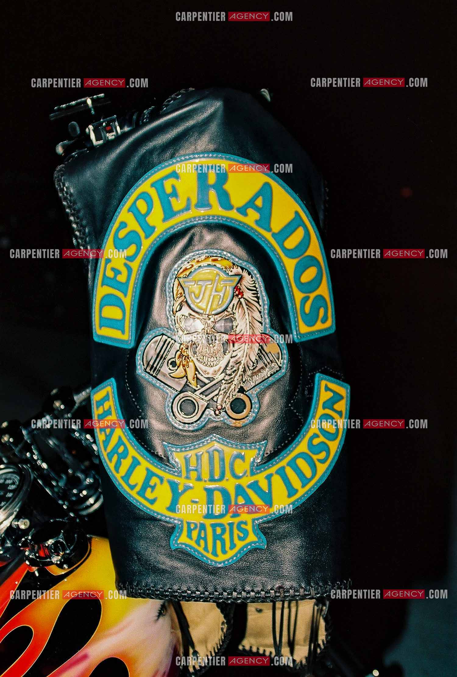 Le chanteur Johnny Hallyday en concert au Palais omnisports de Paris-Bercy du 14 septembre au 4 octobre 1992. L'Harley Davidson et le gilet avec les couleurs du club de Johnny Hallyday  " Desperados “ dans les couloirs des loges.        ( Exclusif )