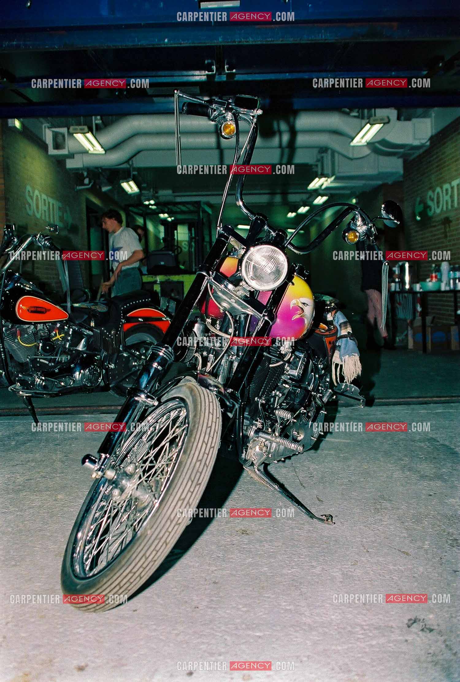 L'Harley Davidson de Johnny Hallyday stationnée au parking artistes du POPB de Paris Bercy. La moto de Johnny est équipée aux couleurs de son club DESPERADOS.                    ( Exclusif )                                   Photos complémentaires sur le site www.carpentieragency.com