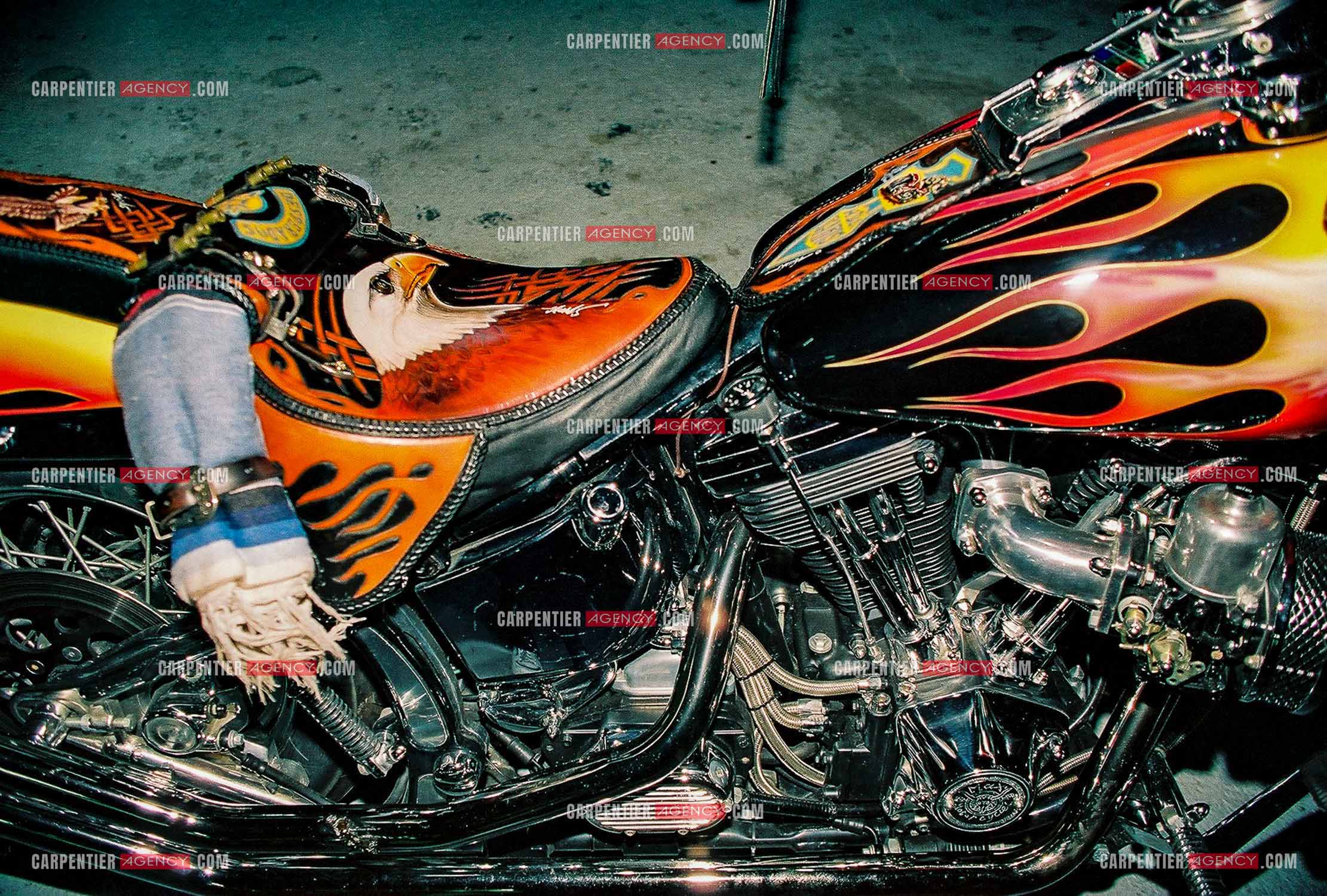 Le chanteur Johnny Hallyday en concert au Palais omnisports de Paris-Bercy du 14 septembre au 4 octobre 1992. L'Harley Davidson de Johnny Hallyday  dans les couloirs des loges.        ( Exclusif )