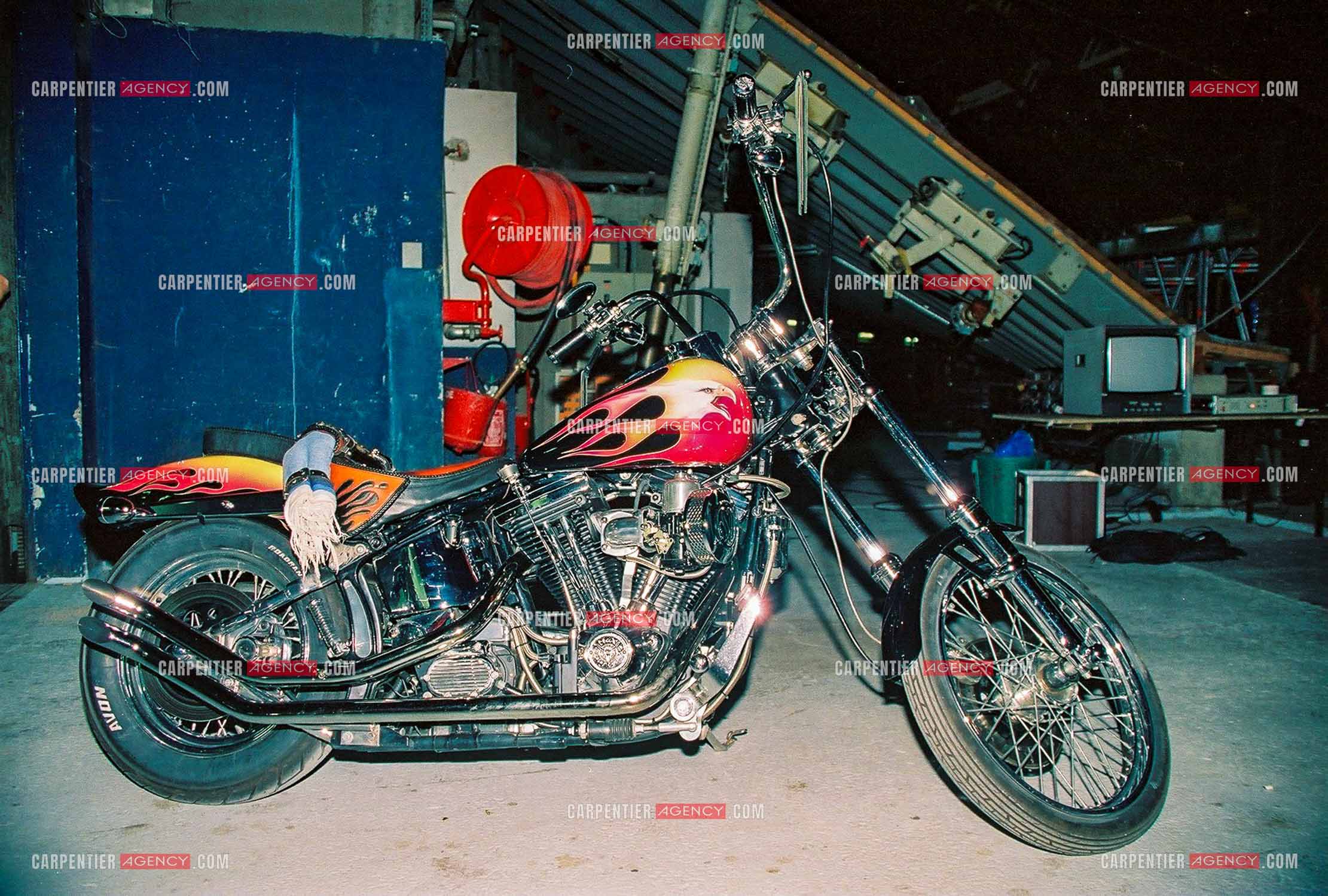 L'Harley Davidson de Johnny Hallyday stationnée au parking artistes du POPB de Paris Bercy. La moto de Johnny est équipée aux couleurs de son club DESPERADOS.    ( Exclusif )