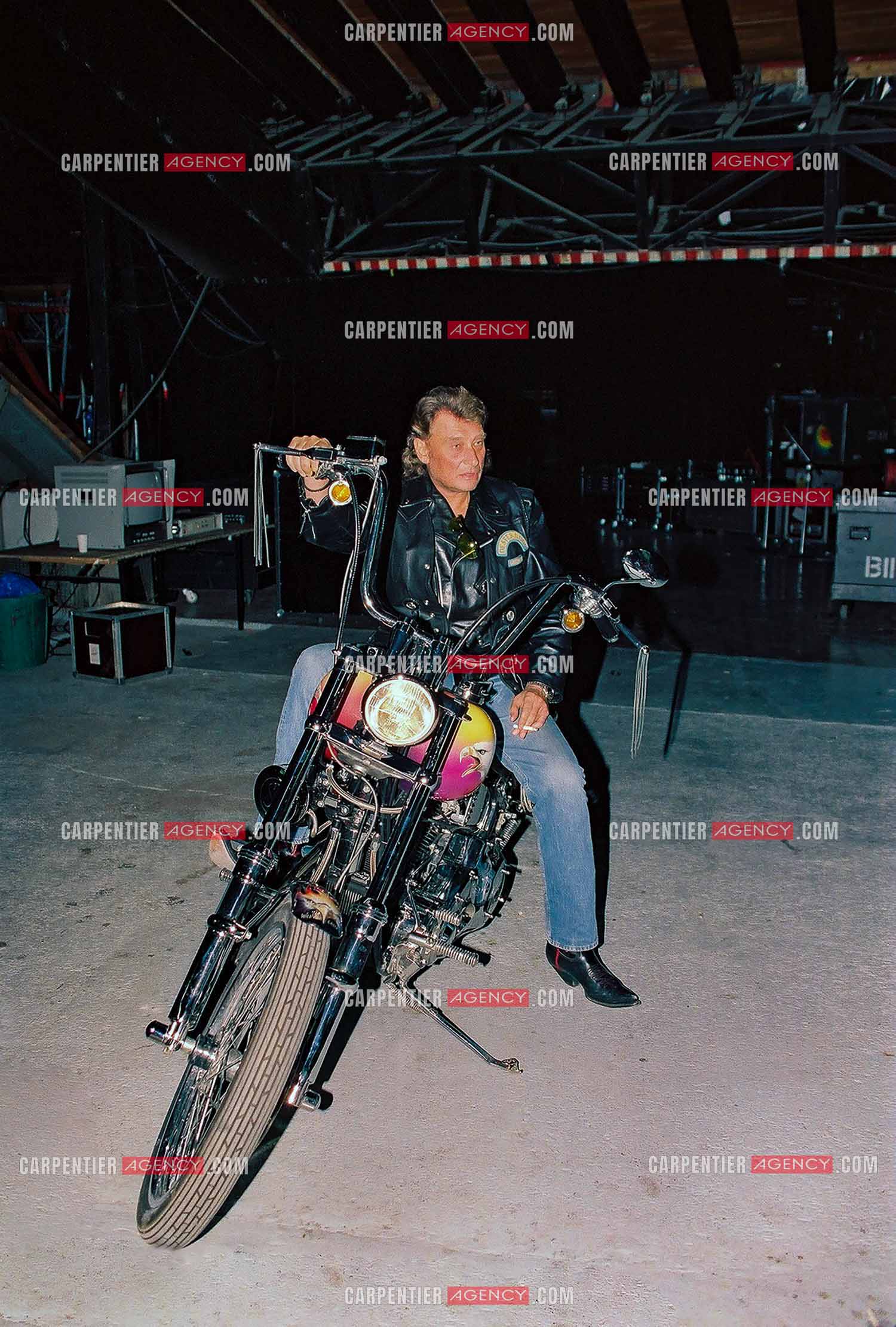 Johnny Hallyday sur son Harley Davidson quittant le parking artistes du POPB de Paris Bercy après son concert. Johnny est habillé aux couleurs de son club DESPERADOS.                             ( Exclusif )