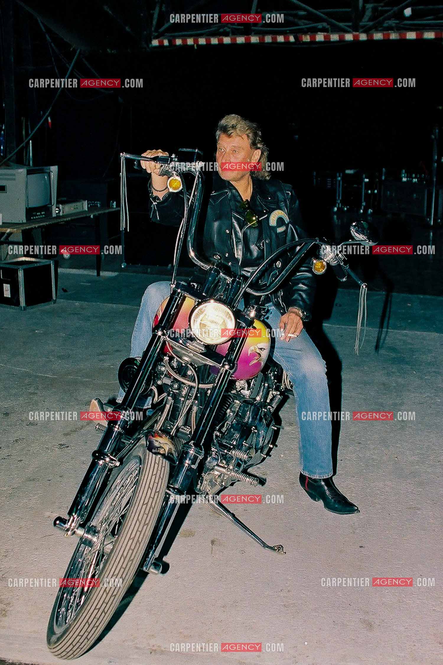 Johnny Hallyday sur son Harley Davidson quittant le parking artistes du POPB de Paris Bercy après son concert. Johnny est habillé aux couleurs de son club DESPERADOS.                             ( Exclusif )