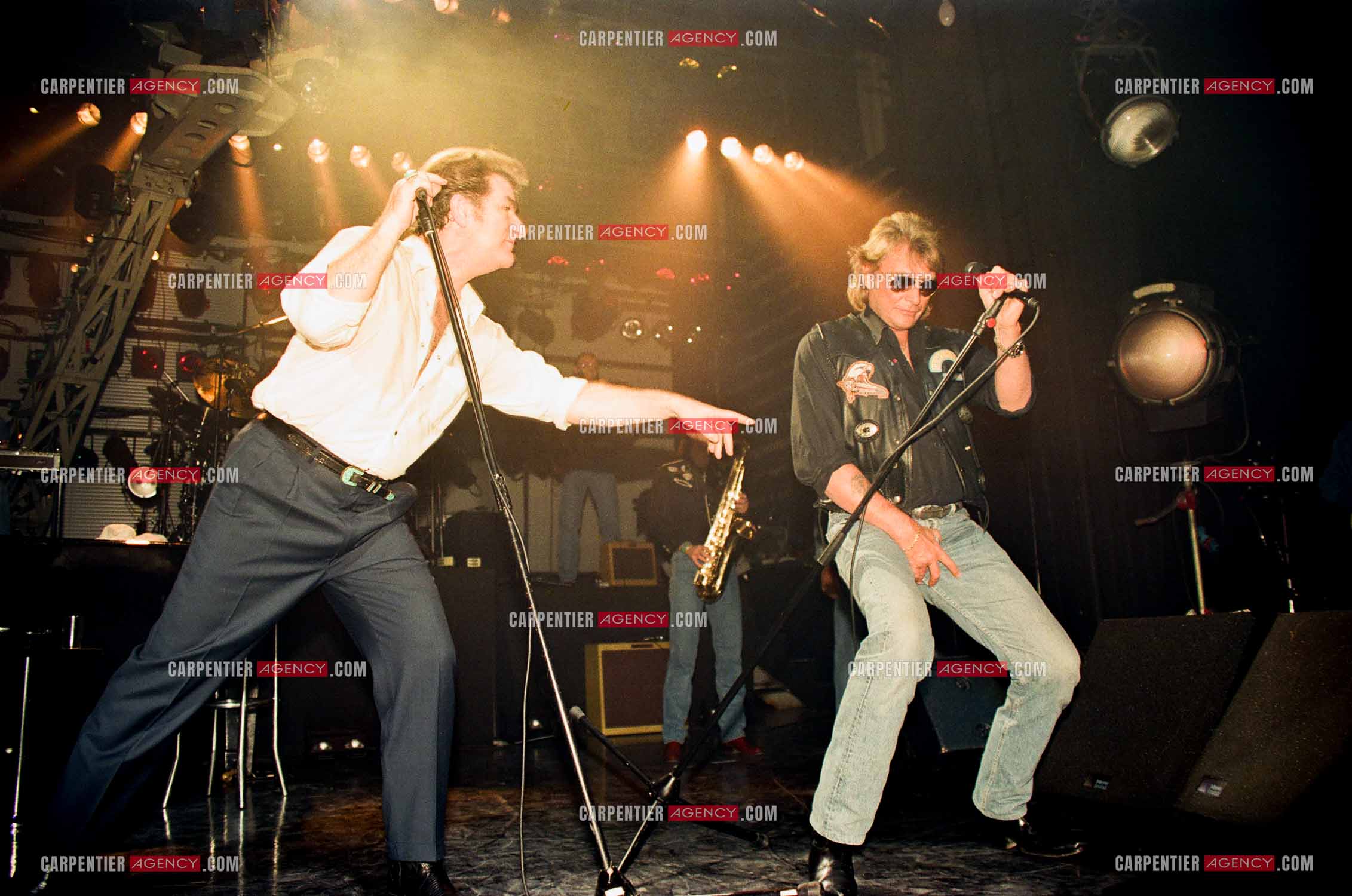 Le chanteur Johnny Hallyday venu faire la surprise pour un duo à son ami Eddy Mitchell lors de son Olympia en 1992.      ( Exclusif )