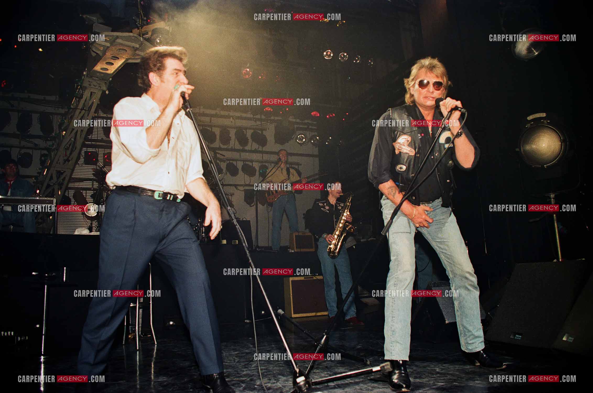 Le chanteur Johnny Hallyday venu faire la surprise pour un duo à son ami Eddy Mitchell lors de son Olympia en 1992.      ( Exclusif )