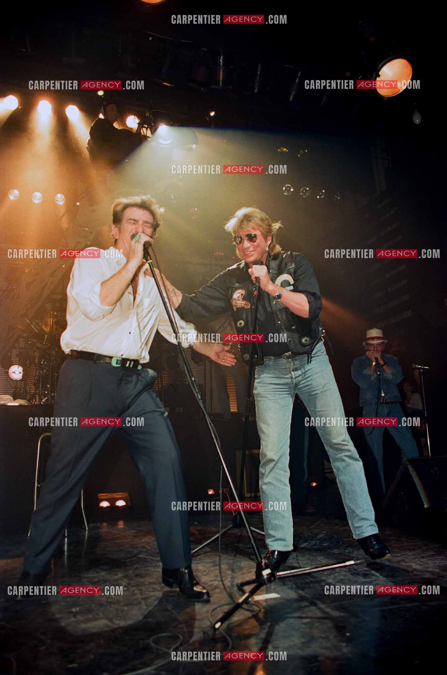Le chanteur Johnny Hallyday venu faire la surprise pour un duo à son ami Eddy Mitchell lors de son Olympia en 1992.      ( Exclusif )