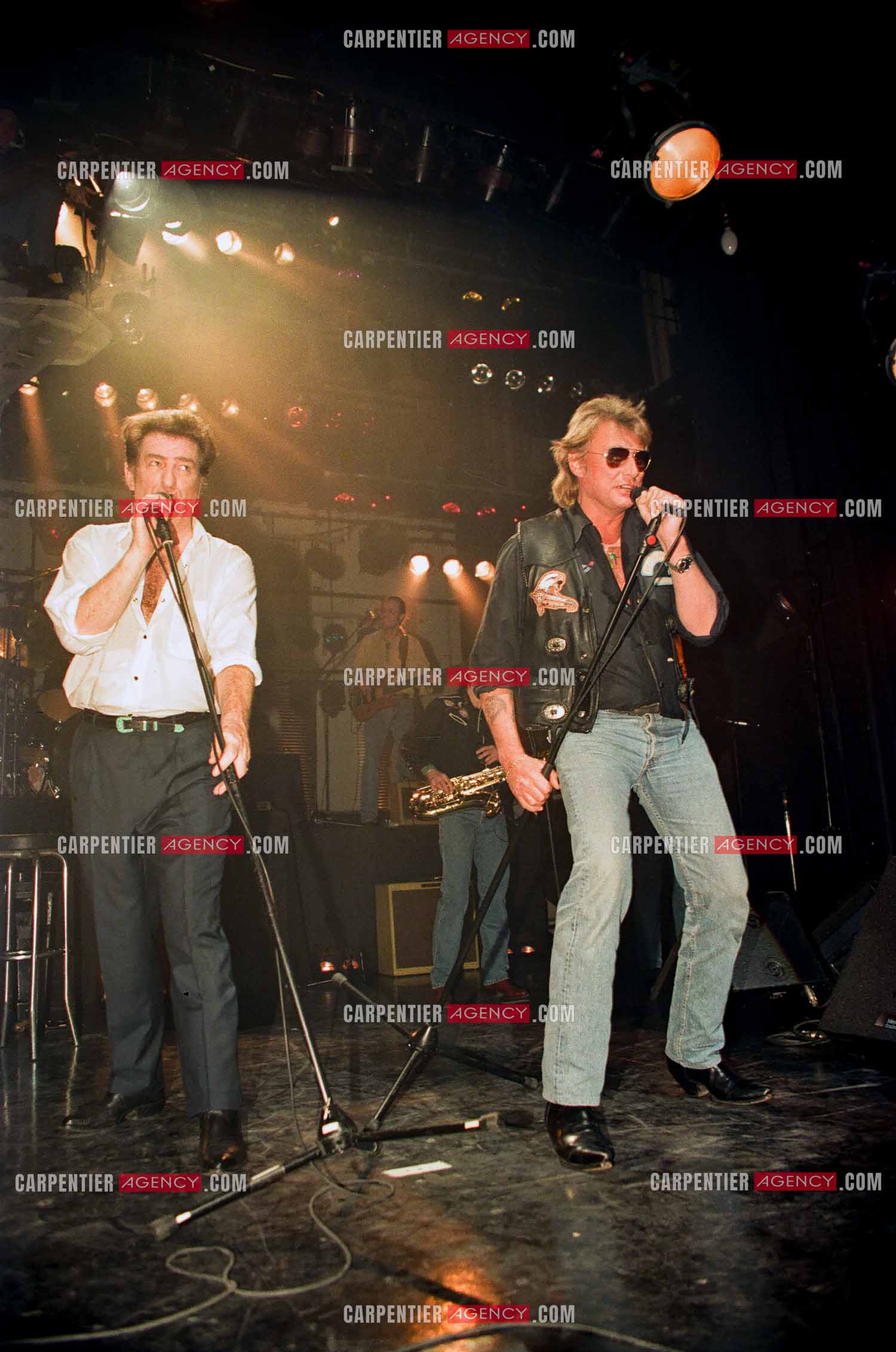 Le chanteur Johnny Hallyday venu faire la surprise pour un duo à son ami Eddy Mitchell lors de son Olympia en 1992.      ( Exclusif )