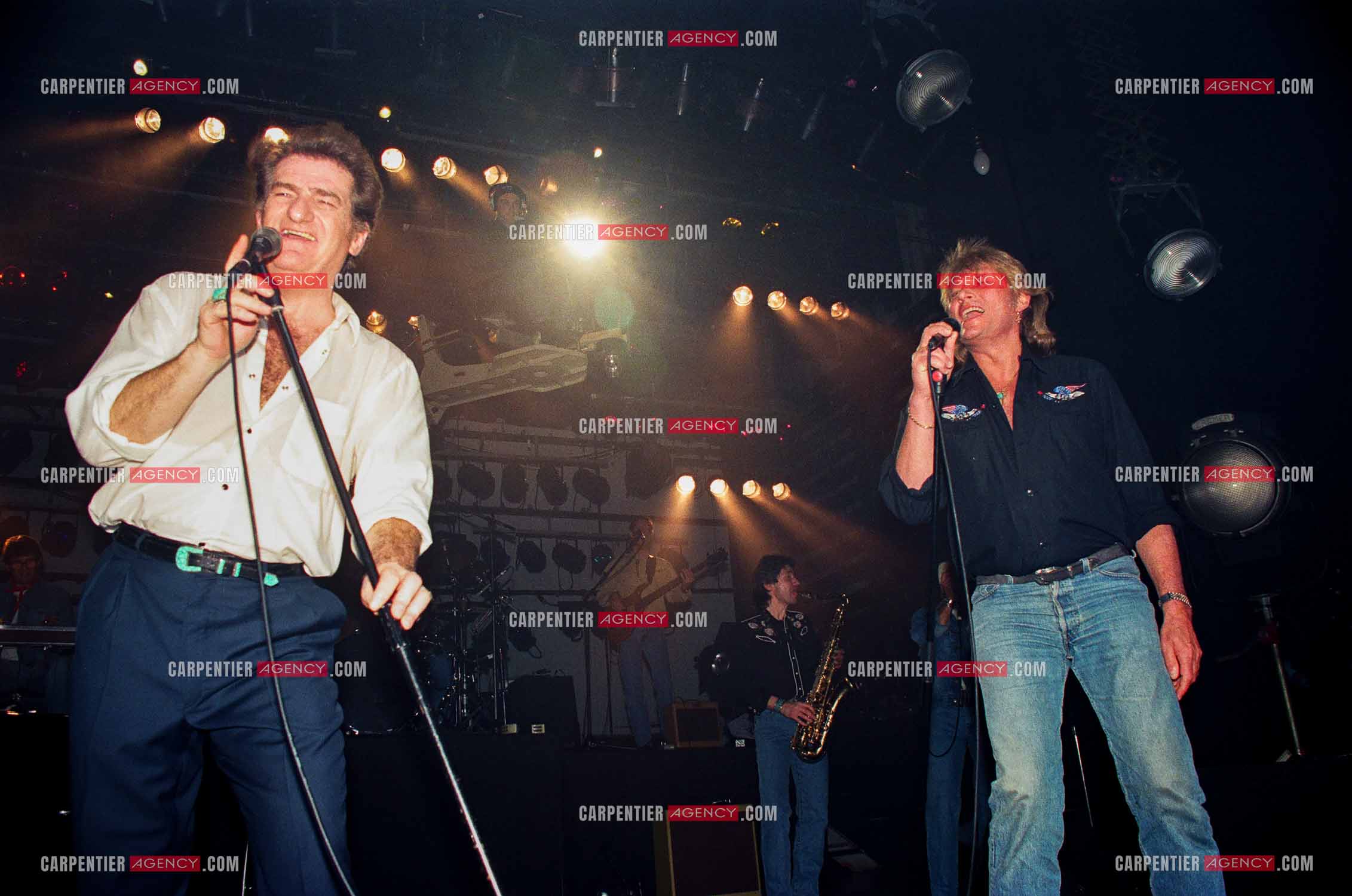 Le chanteur Johnny Hallyday venu faire la surprise pour un duo à son ami Eddy Mitchell lors de son Olympia en 1992.      ( Exclusif )