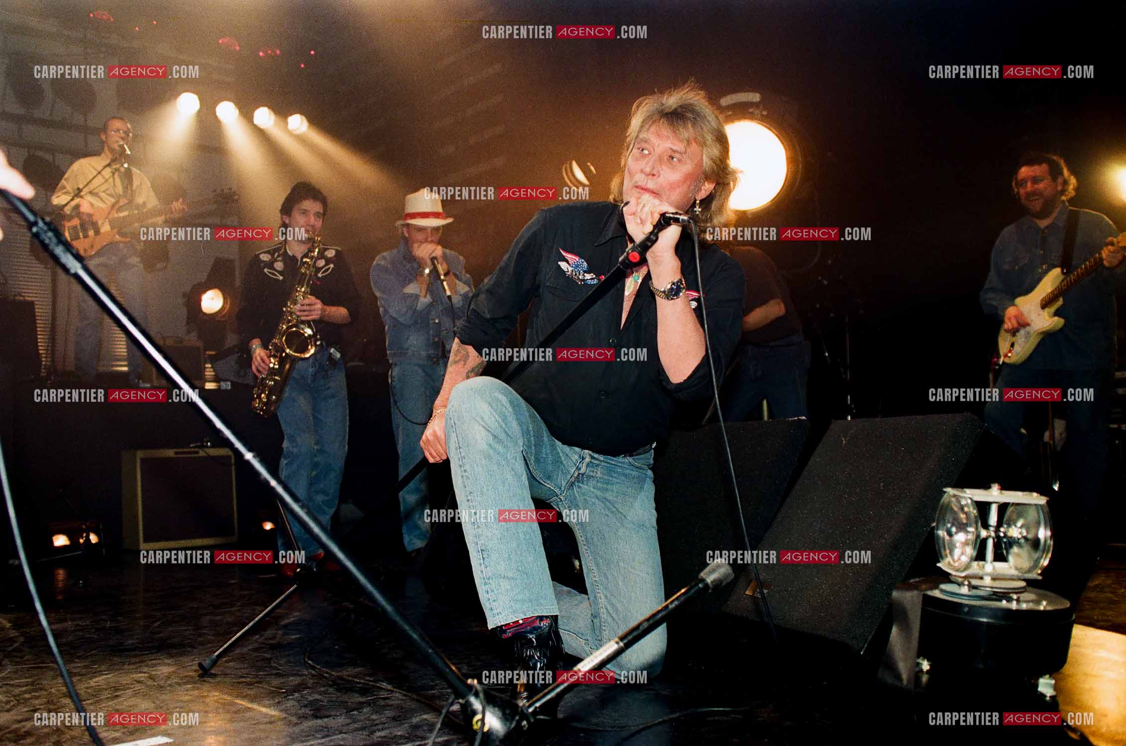 Le chanteur Johnny Hallyday venu faire la surprise pour un duo à son ami Eddy Mitchell lors de son Olympia en 1992.      ( Exclusif )