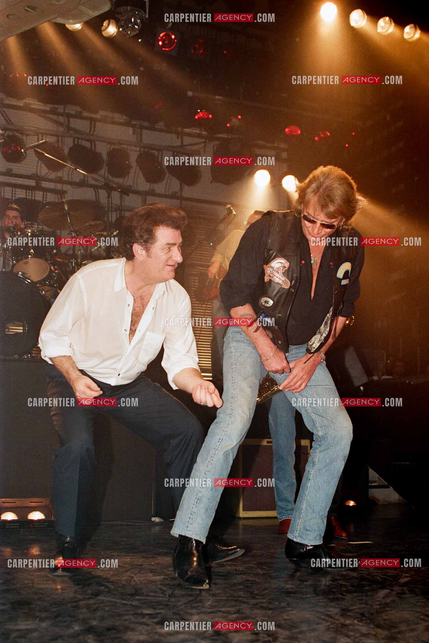 Le chanteur Johnny Hallyday venu faire la surprise pour un duo à son ami Eddy Mitchell lors de son Olympia en 1992.      ( Exclusif )
