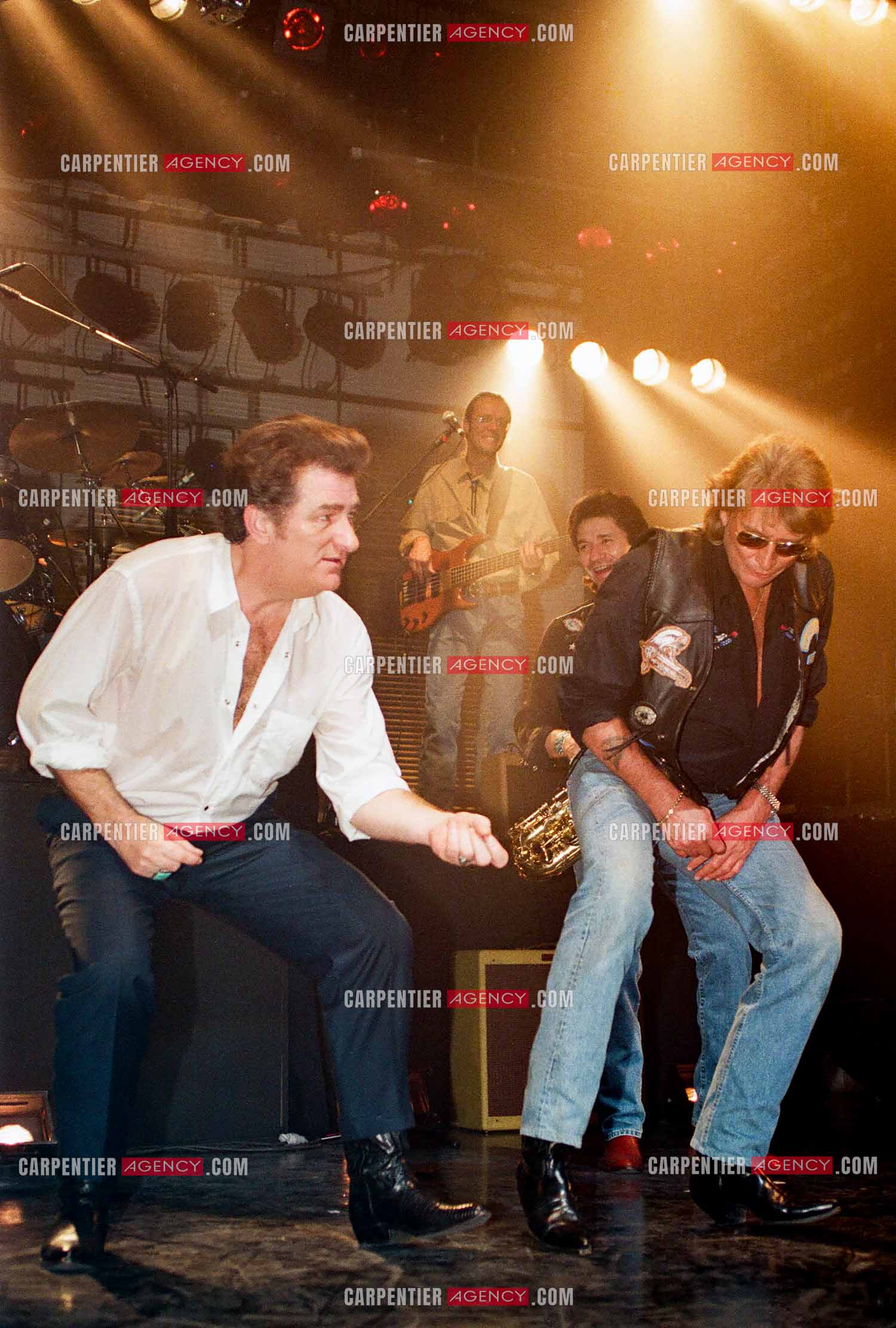 Le chanteur Johnny Hallyday venu faire la surprise pour un duo à son ami Eddy Mitchell lors de son Olympia en 1992.      ( Exclusif )