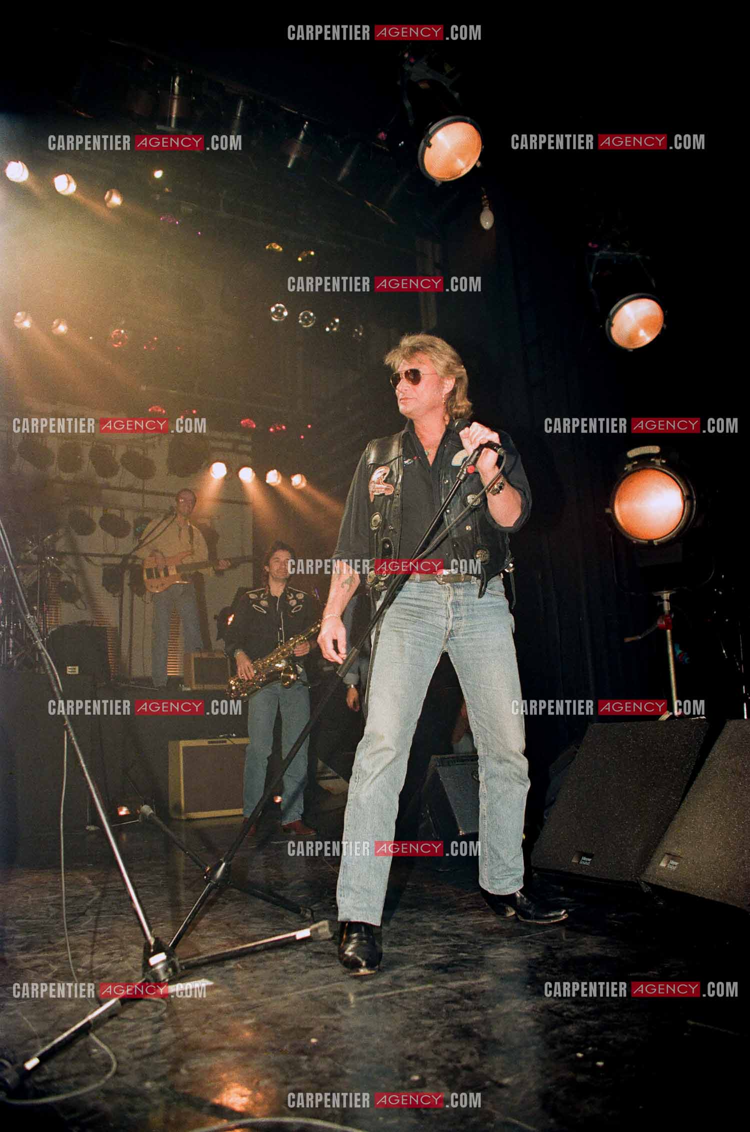 Le chanteur Johnny Hallyday venu faire la surprise pour un duo à son ami Eddy Mitchell lors de son Olympia en 1992.      ( Exclusif )