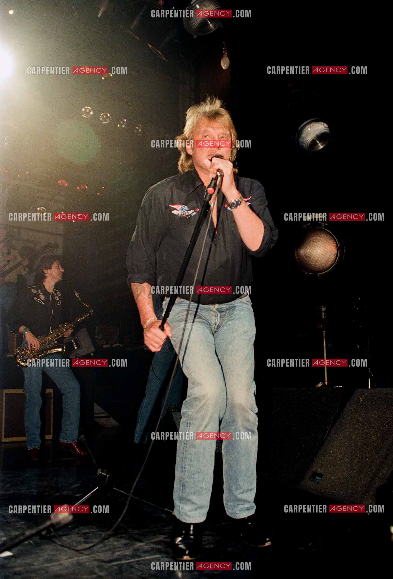 Le chanteur Johnny Hallyday venu faire la surprise pour un duo à son ami Eddy Mitchell lors de son Olympia en 1992.      ( Exclusif )
