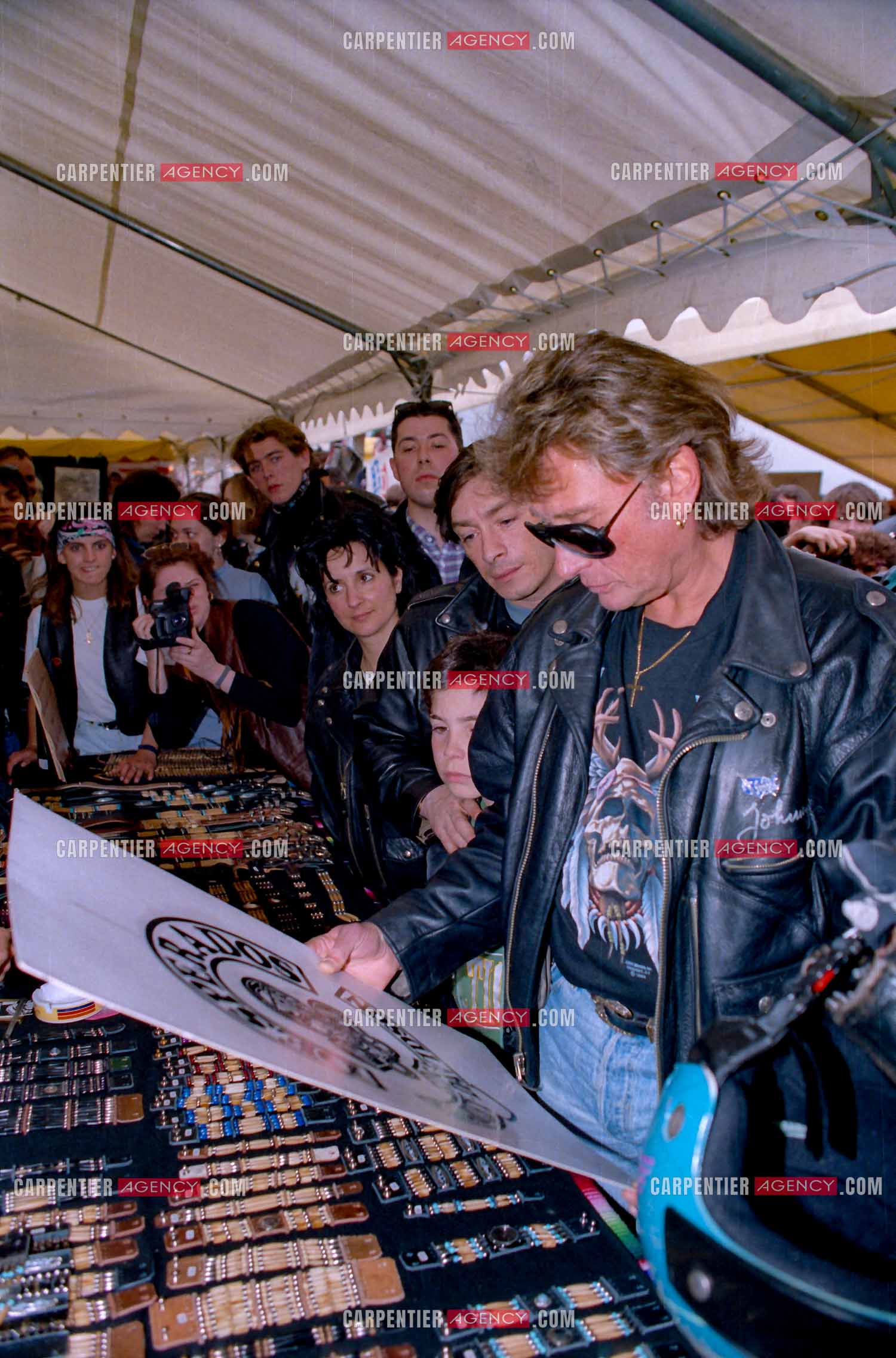 Le chanteur Johnny Hallyday se déplace avec ses bikers au circuit Carole au Bourget lors d'une concentration. Johnny découvre le logo de son nouveau club “ DESPERADOS “.                      ( Exclusif )