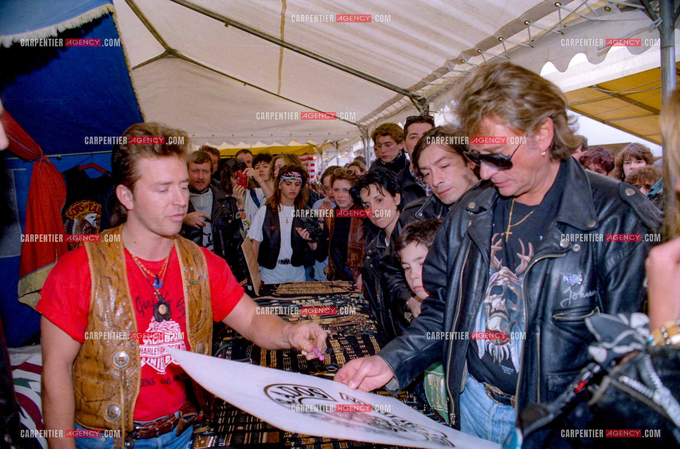 Le chanteur Johnny Hallyday se déplace avec ses bikers au circuit Carole au Bourget lors d'une concentration. Johnny découvre le logo de son nouveau club “ DESPERADOS “.                      ( Exclusif )