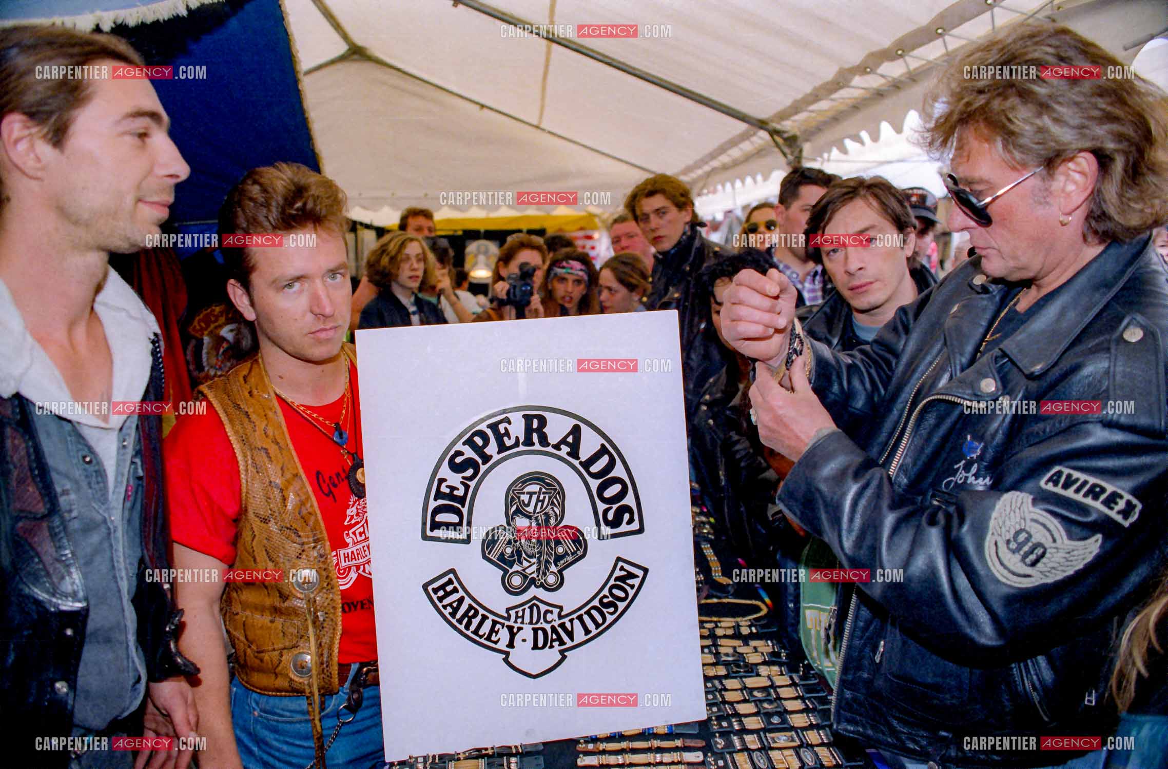 Le chanteur Johnny Hallyday se déplace avec ses bikers au circuit Carole au Bourget lors d'une concentration. Johnny découvre le logo de son nouveau club “ DESPERADOS “.                      ( Exclusif )