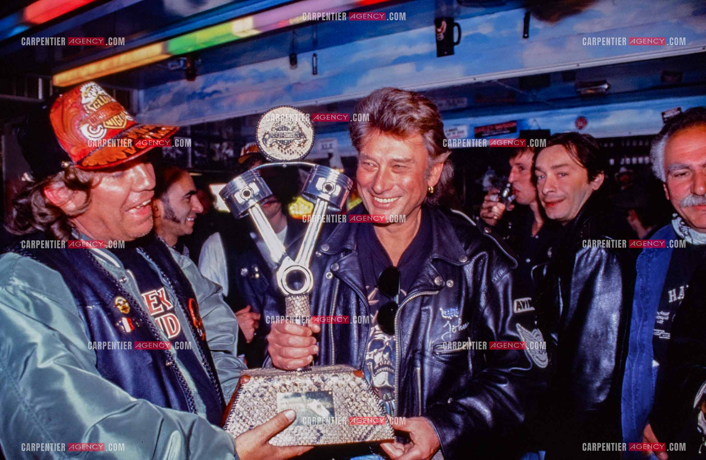 Rallye Harley avec Johnny Hallyday au Circuit Carole. Henry des Niglos offre la coupe du club à Johnny.   ( Exclusif )