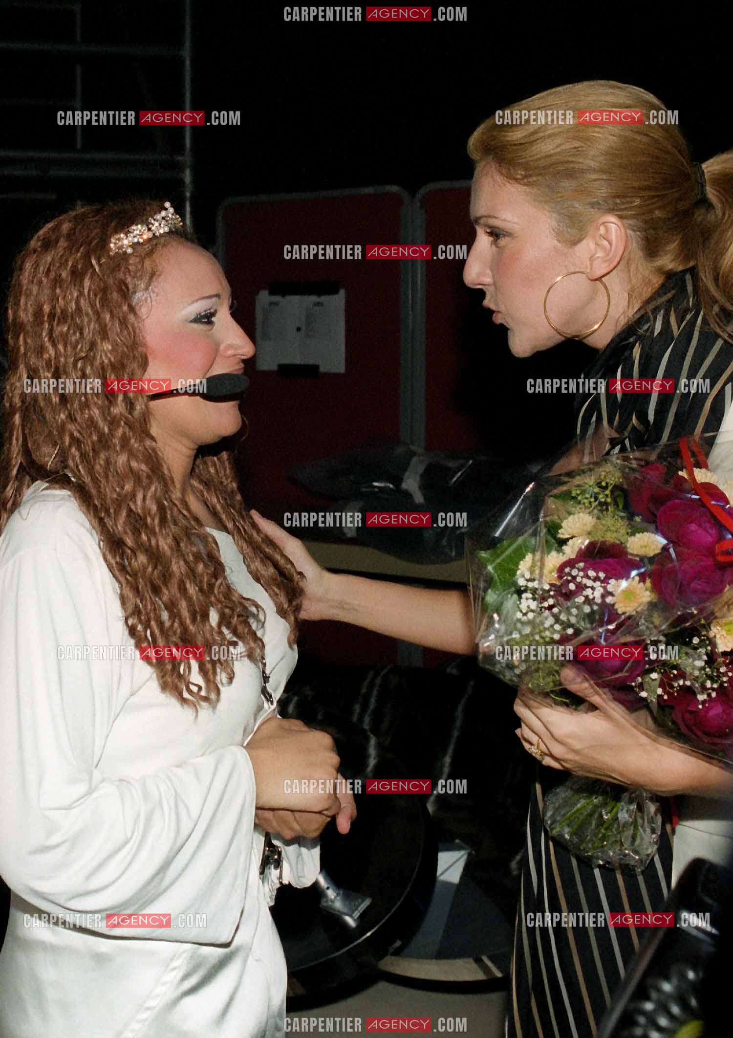 La chanteuse Céline Dion au Palais des Congrès de Paris pour la générale de la comédie musicale " Cindy ". Après le spectacle, Céline vient féliciter la chanteuse Laam et les artistes de la troupe.    (Exclusif )